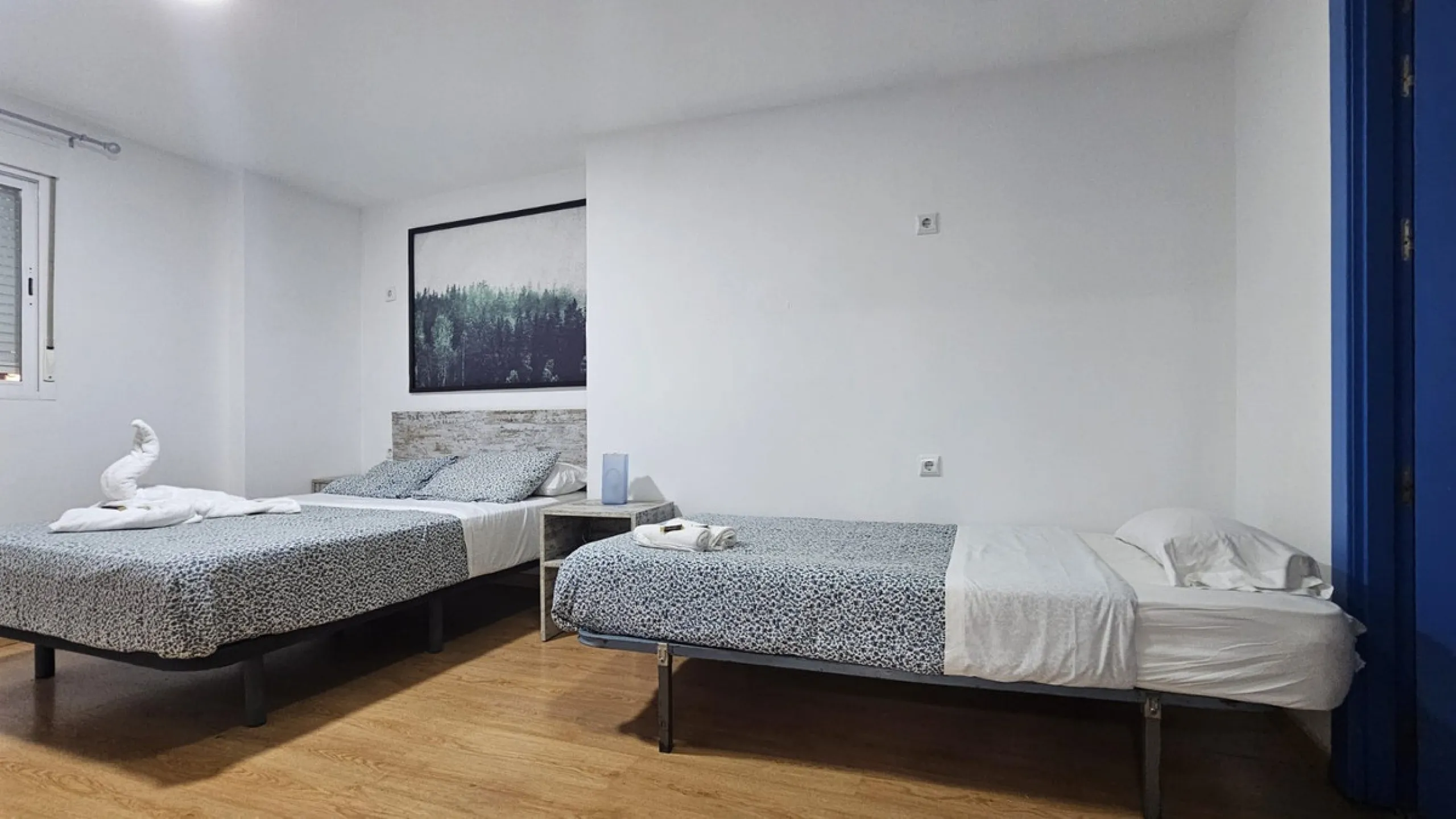 Boutique hotel located in the heart of Málaga, on a quiet street yet close to all services and amenities. It boasts 590 m² of built area and 13 rooms distributed over four floors, including a penthouse with a turret.