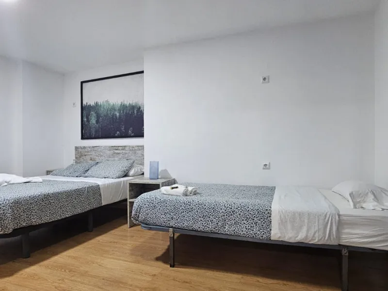 Boutique hotel located in the heart of Málaga, on a quiet street yet close to all services and amenities. It boasts 590 m² of built area and 13 rooms distributed over four floors, including a penthouse with a turret.