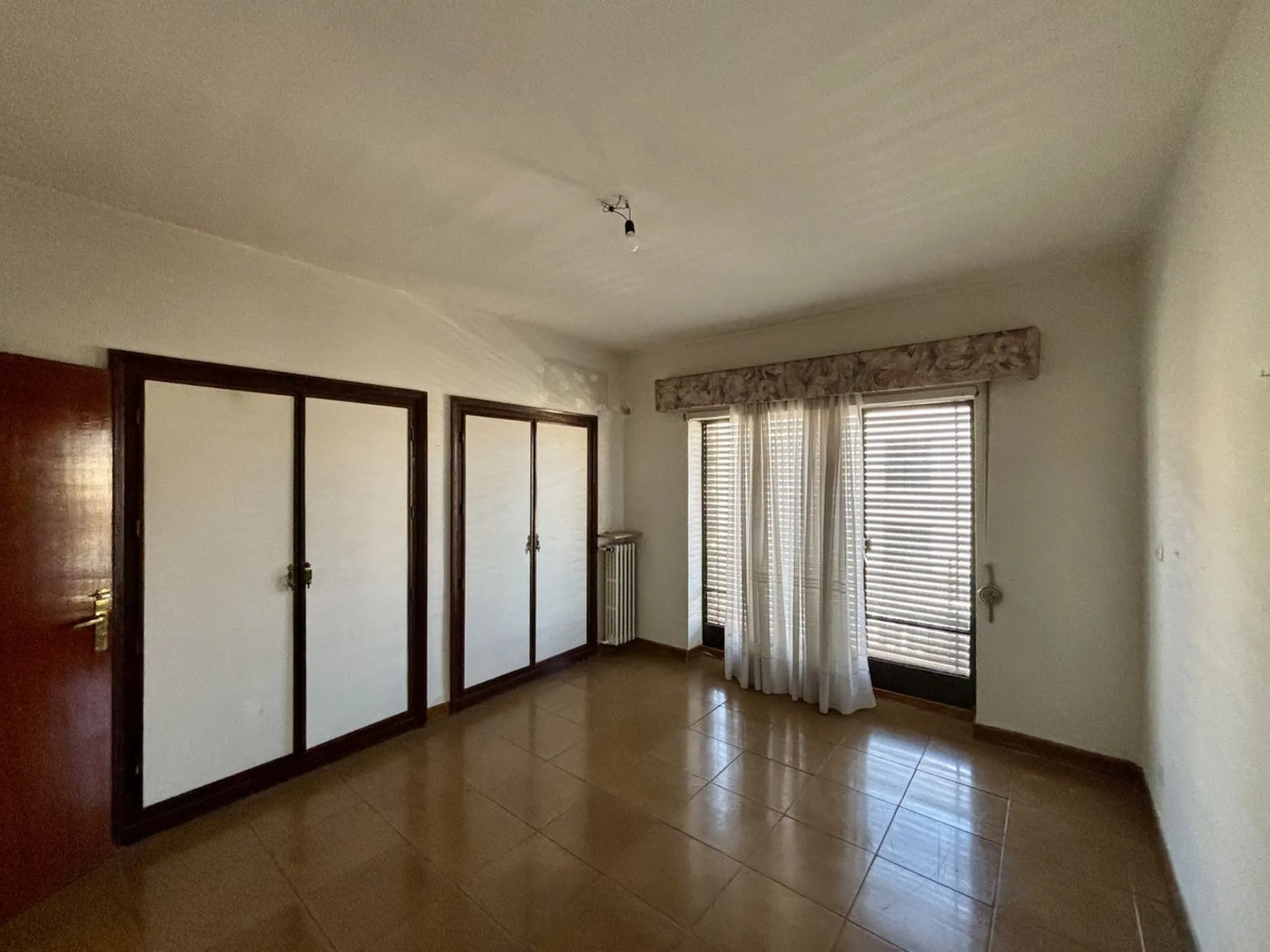 Discover a gem in the heart of Málaga! This exceptional apartment in need of renovation, located in the vibrant Soho district, offers over 300 square meters of built space and spacious rooms that inspire creativity. Located on the sixth floor, just above 