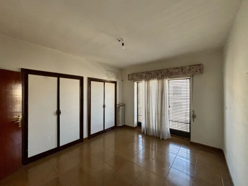 Discover a gem in the heart of Málaga! This exceptional apartment in need of renovation, located in the vibrant Soho district, offers over 300 square meters of built space and spacious rooms that inspire creativity. Located on the sixth floor, just above 