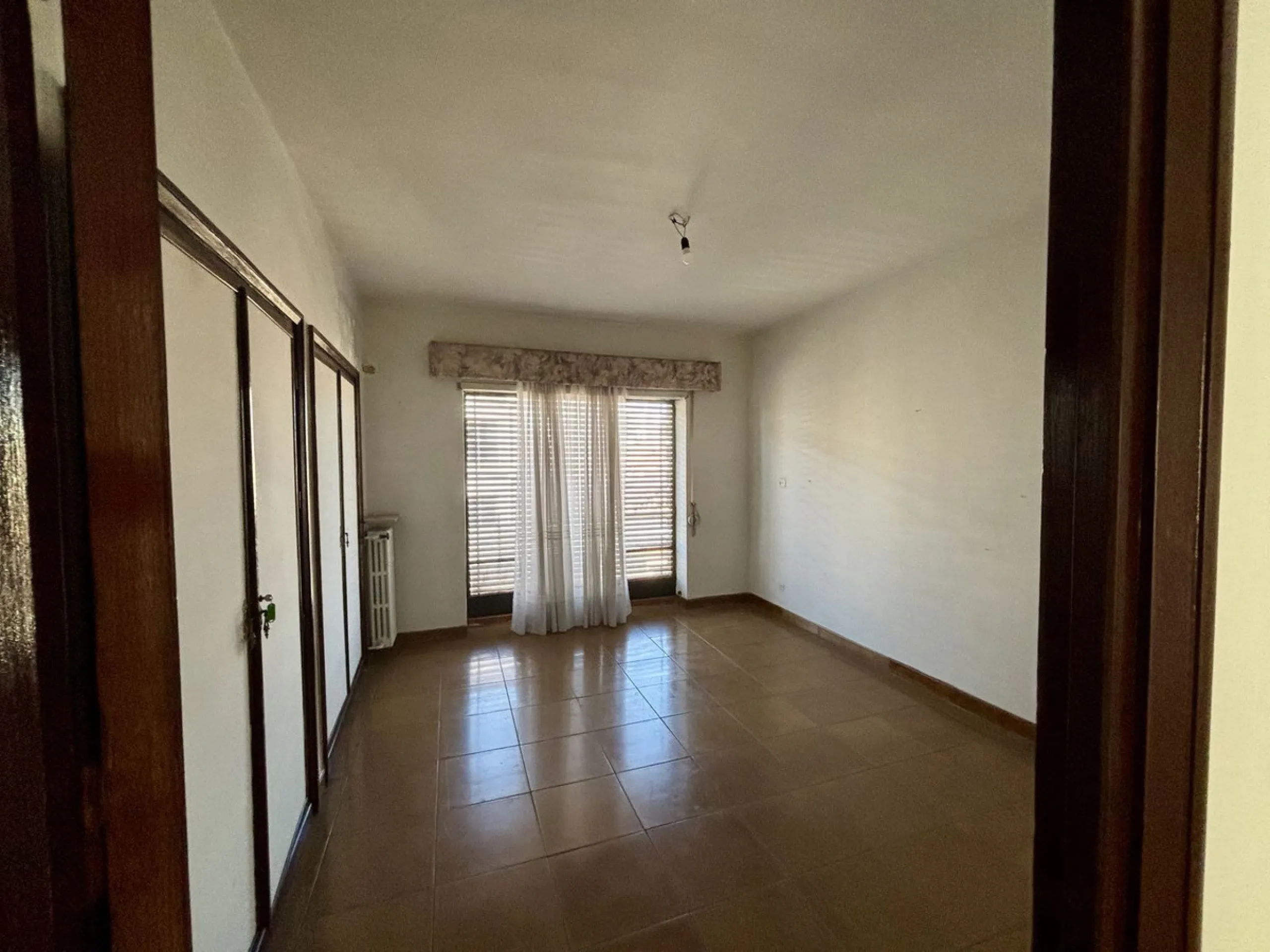 Discover a gem in the heart of Málaga! This exceptional apartment in need of renovation, located in the vibrant Soho district, offers over 300 square meters of built space and spacious rooms that inspire creativity. Located on the sixth floor, just above 