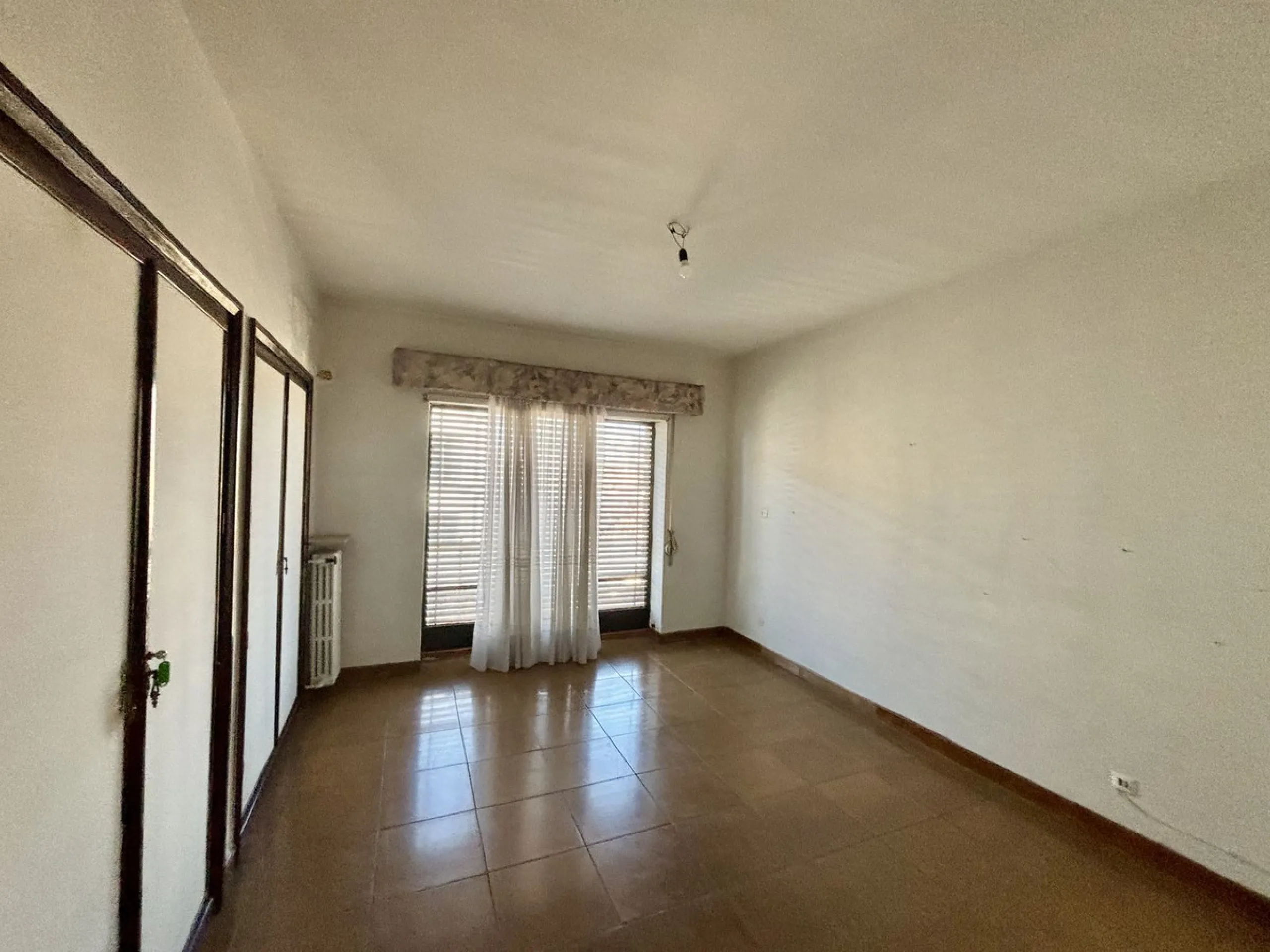 Discover a gem in the heart of Málaga! This exceptional apartment in need of renovation, located in the vibrant Soho district, offers over 300 square meters of built space and spacious rooms that inspire creativity. Located on the sixth floor, just above 
