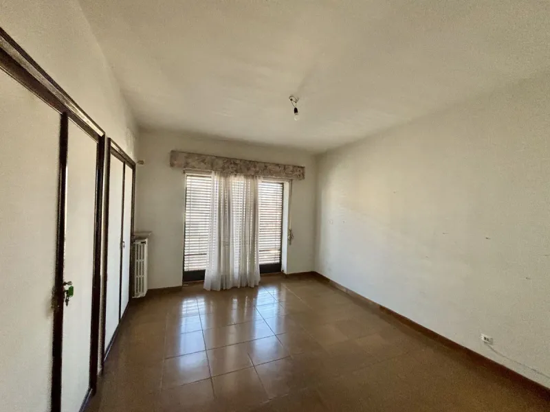 Discover a gem in the heart of Málaga! This exceptional apartment in need of renovation, located in the vibrant Soho district, offers over 300 square meters of built space and spacious rooms that inspire creativity. Located on the sixth floor, just above 