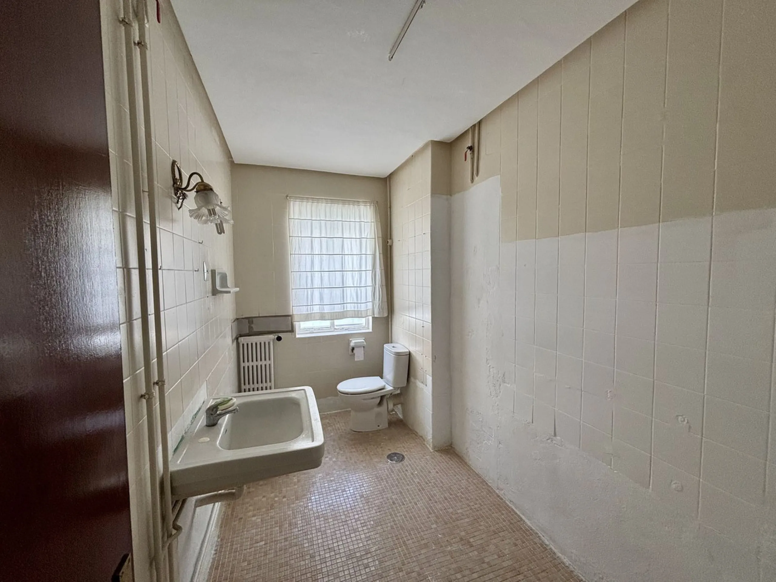Discover a gem in the heart of Málaga! This exceptional apartment in need of renovation, located in the vibrant Soho district, offers over 300 square meters of built space and spacious rooms that inspire creativity. Located on the sixth floor, just above 