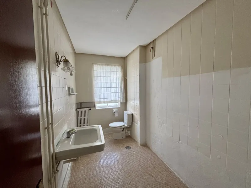 Discover a gem in the heart of Málaga! This exceptional apartment in need of renovation, located in the vibrant Soho district, offers over 300 square meters of built space and spacious rooms that inspire creativity. Located on the sixth floor, just above 