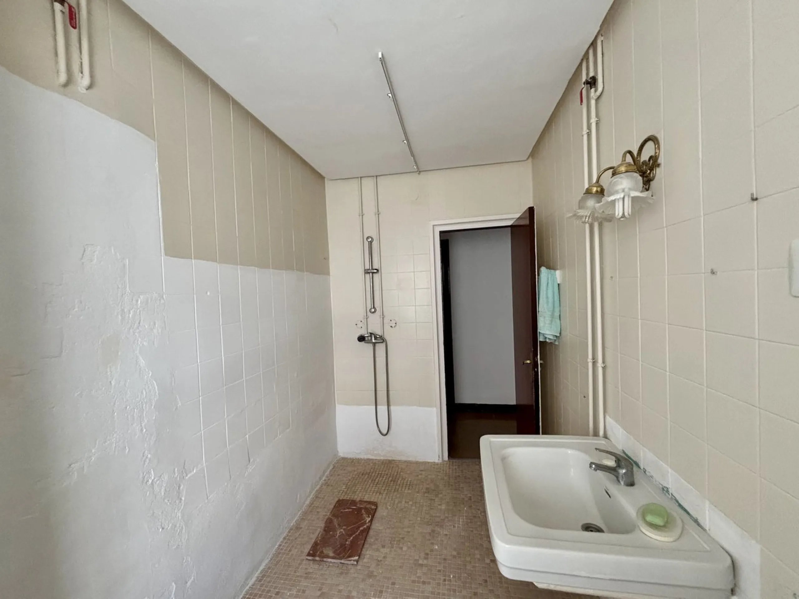 Discover a gem in the heart of Málaga! This exceptional apartment in need of renovation, located in the vibrant Soho district, offers over 300 square meters of built space and spacious rooms that inspire creativity. Located on the sixth floor, just above 