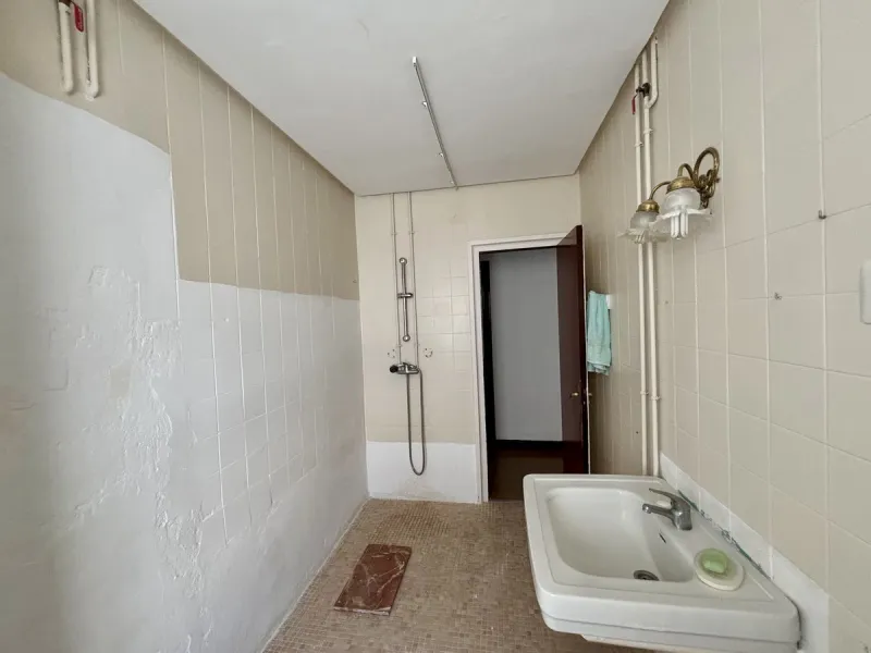 Discover a gem in the heart of Málaga! This exceptional apartment in need of renovation, located in the vibrant Soho district, offers over 300 square meters of built space and spacious rooms that inspire creativity. Located on the sixth floor, just above 