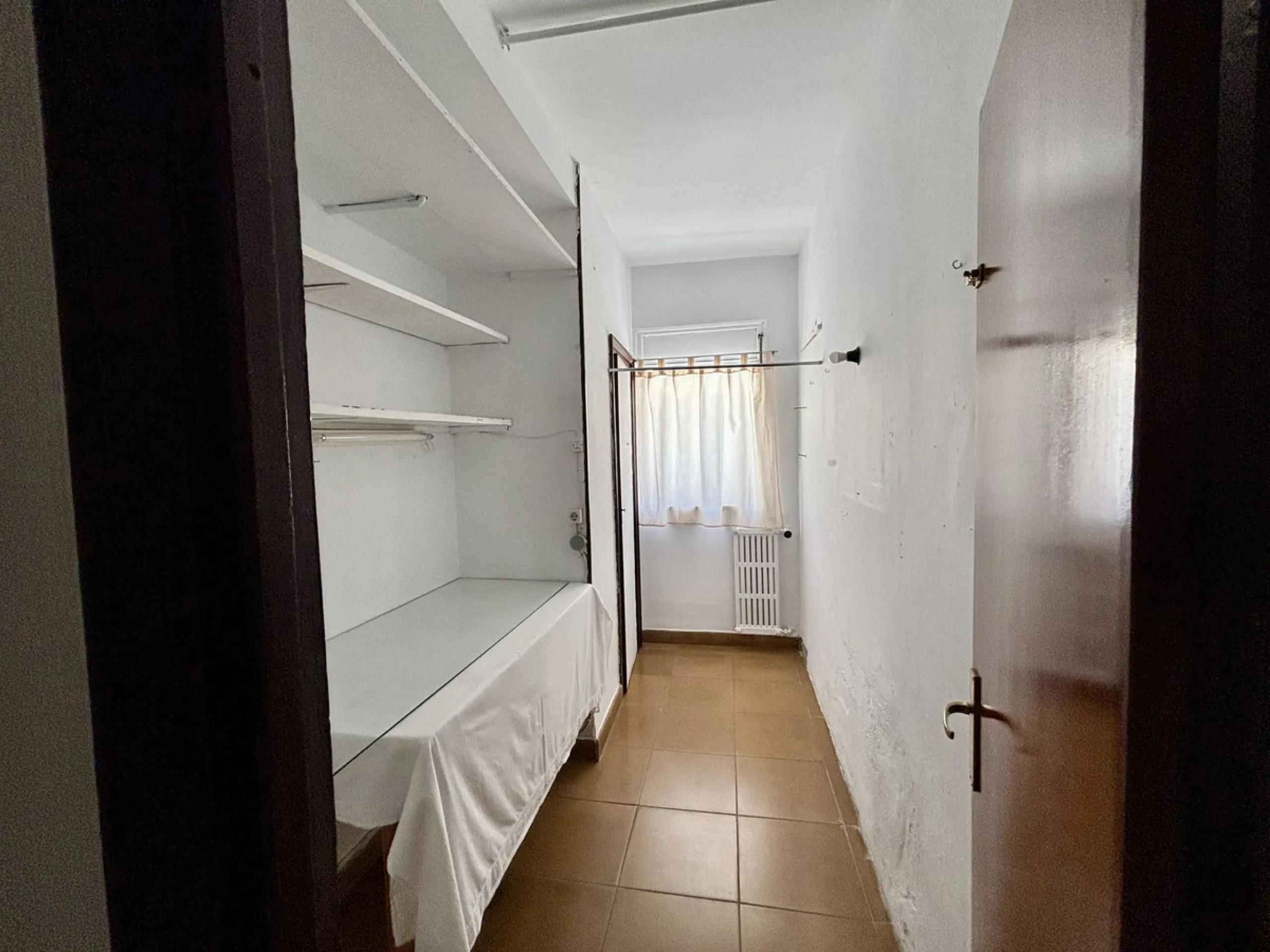 Discover a gem in the heart of Málaga! This exceptional apartment in need of renovation, located in the vibrant Soho district, offers over 300 square meters of built space and spacious rooms that inspire creativity. Located on the sixth floor, just above 