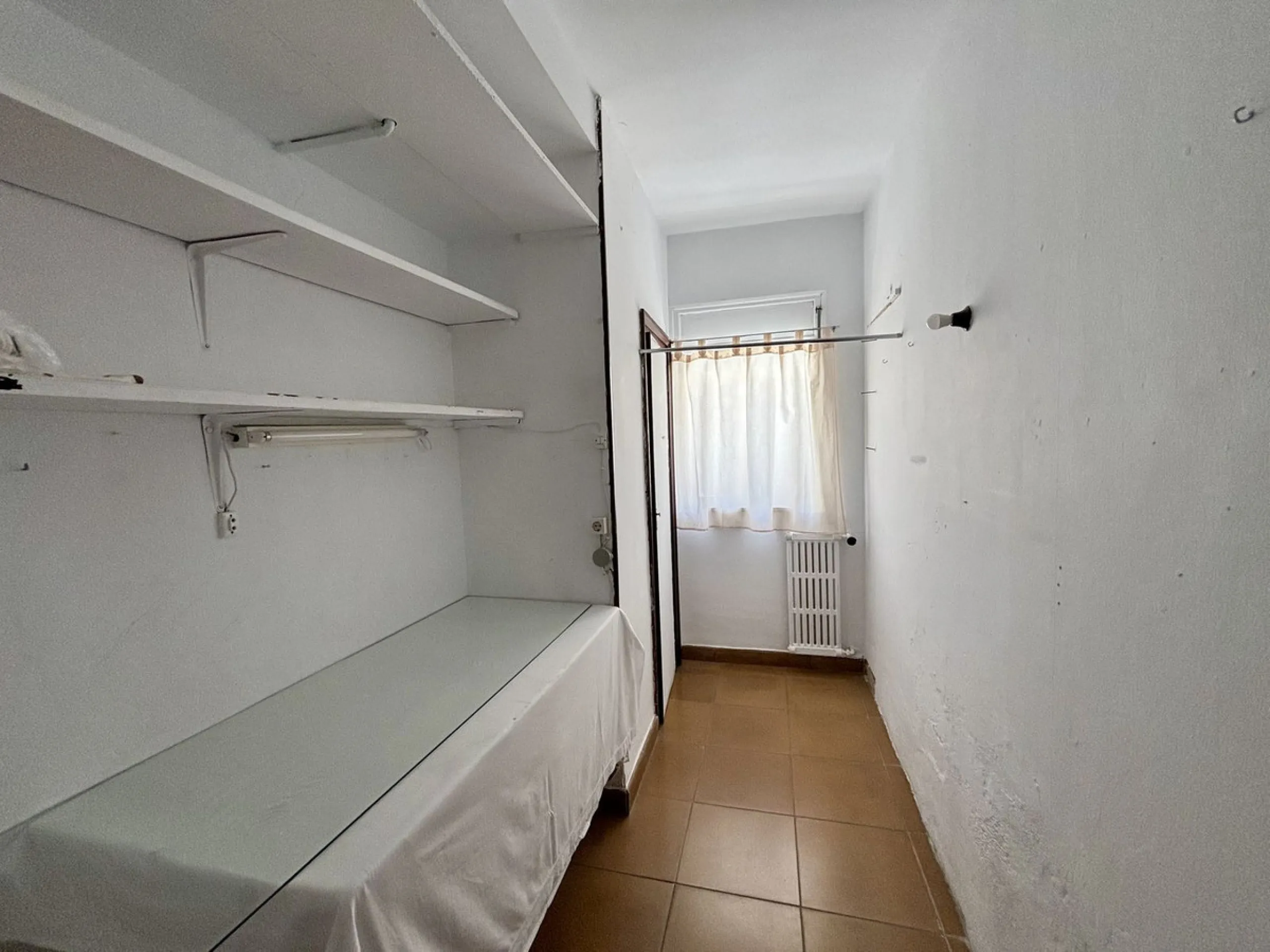 Discover a gem in the heart of Málaga! This exceptional apartment in need of renovation, located in the vibrant Soho district, offers over 300 square meters of built space and spacious rooms that inspire creativity. Located on the sixth floor, just above 