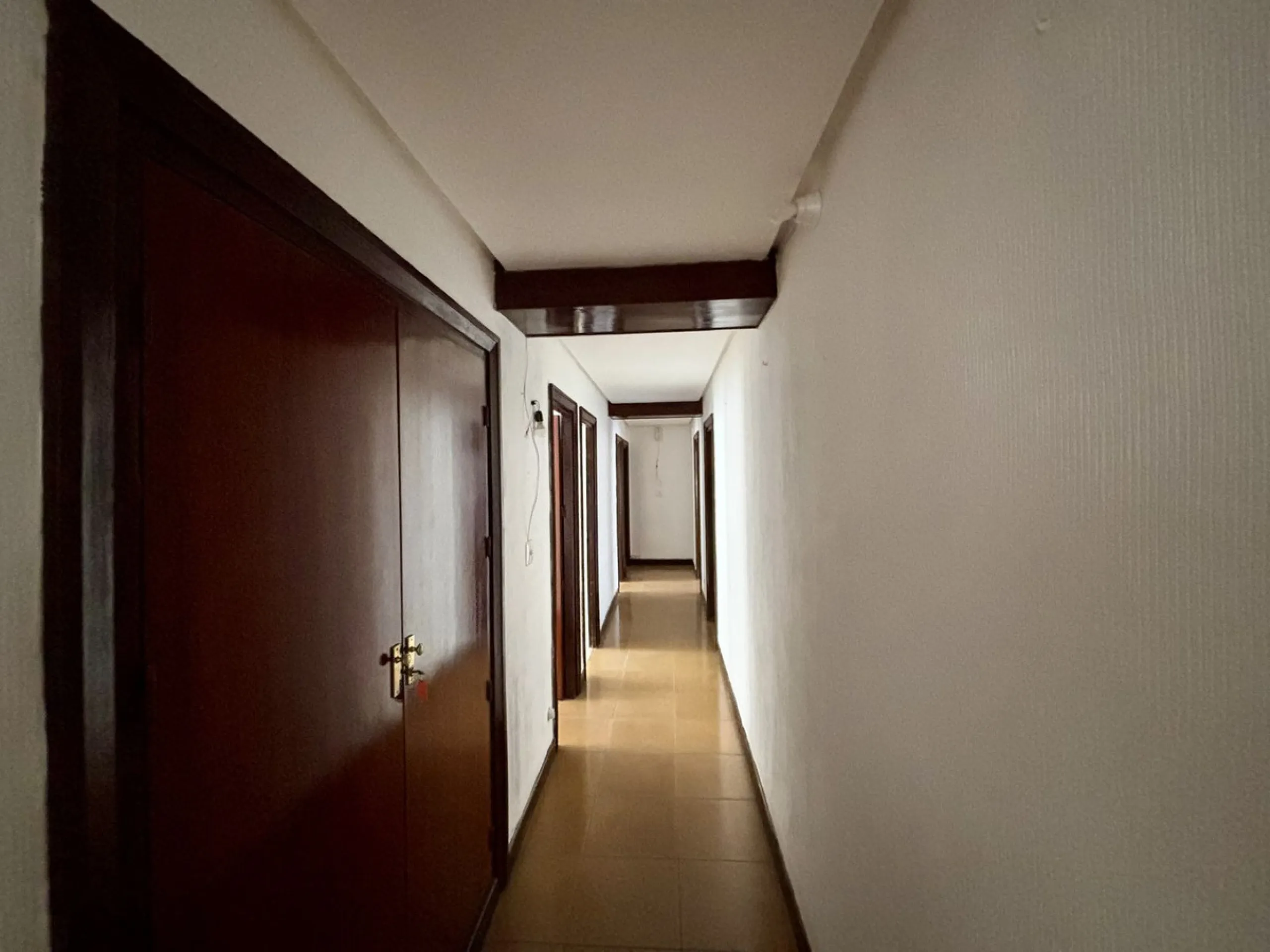 Discover a gem in the heart of Málaga! This exceptional apartment in need of renovation, located in the vibrant Soho district, offers over 300 square meters of built space and spacious rooms that inspire creativity. Located on the sixth floor, just above 
