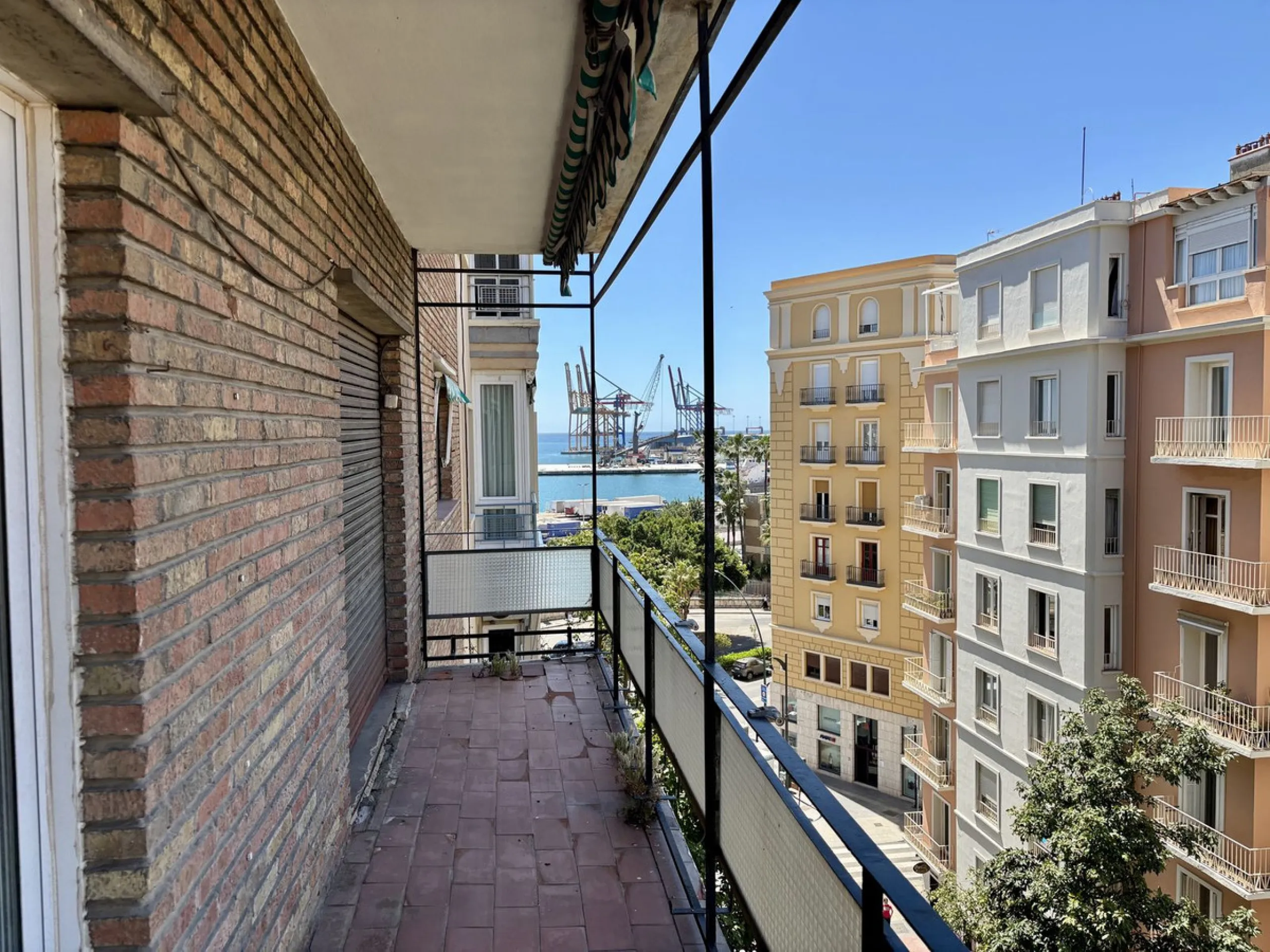 Discover a gem in the heart of Málaga! This exceptional apartment in need of renovation, located in the vibrant Soho district, offers over 300 square meters of built space and spacious rooms that inspire creativity. Located on the sixth floor, just above 