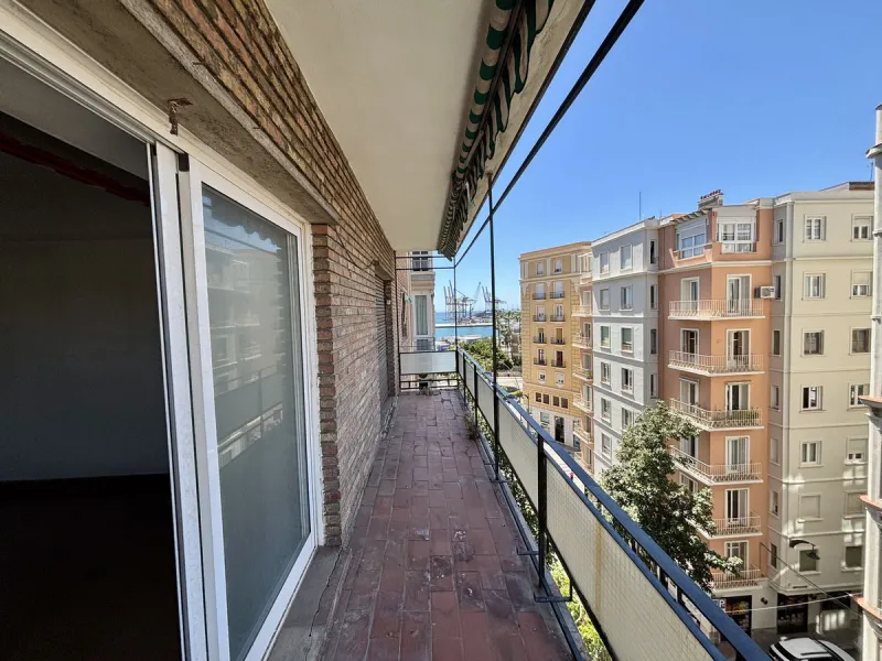 Discover a gem in the heart of Málaga! This exceptional apartment in need of renovation, located in the vibrant Soho district, offers over 300 square meters of built space and spacious rooms that inspire creativity. Located on the sixth floor, just above 