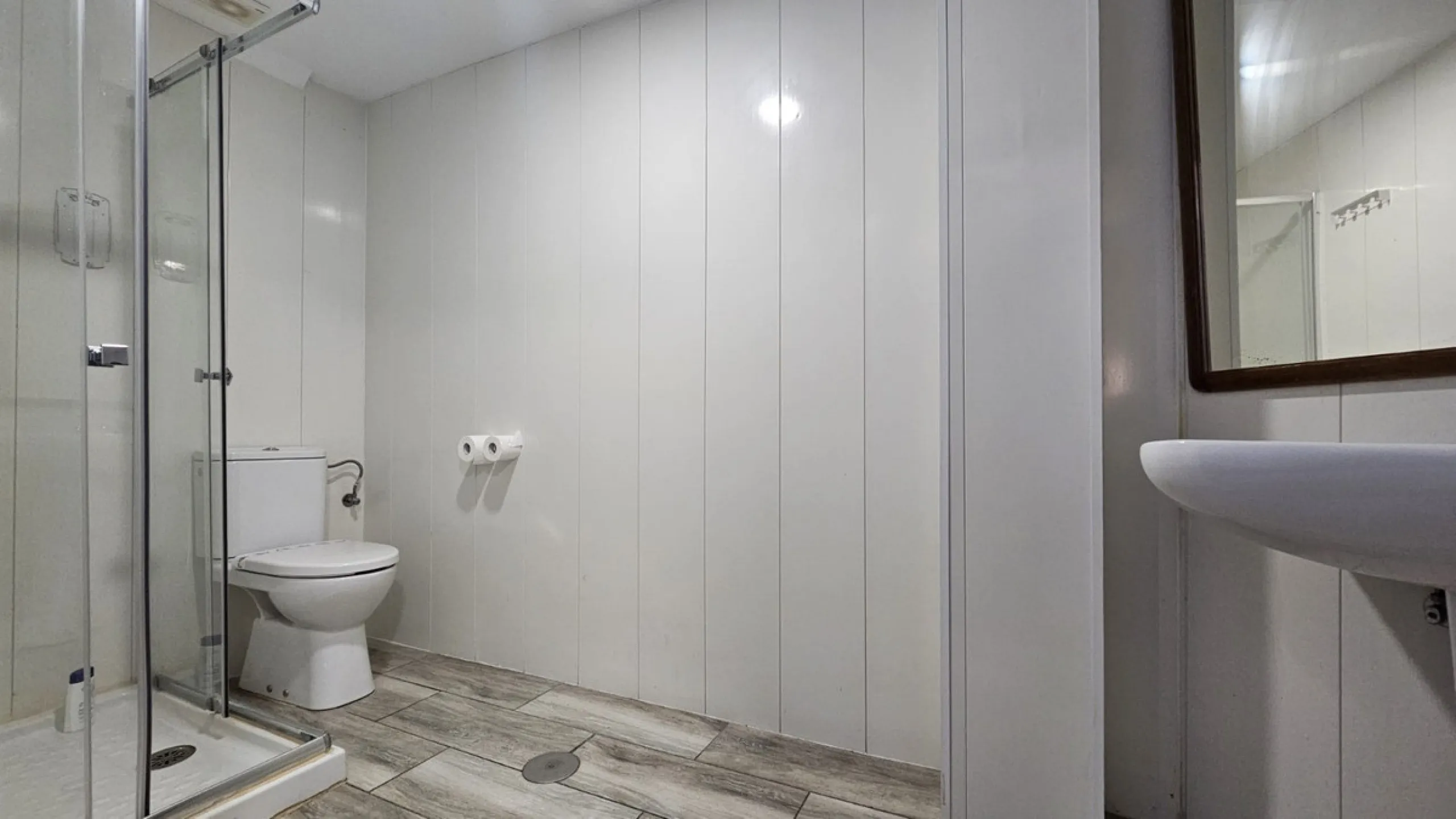 Boutique hotel located in the heart of Málaga, on a quiet street yet close to all services and amenities. It boasts 590 m² of built area and 13 rooms distributed over four floors, including a penthouse with a turret.
