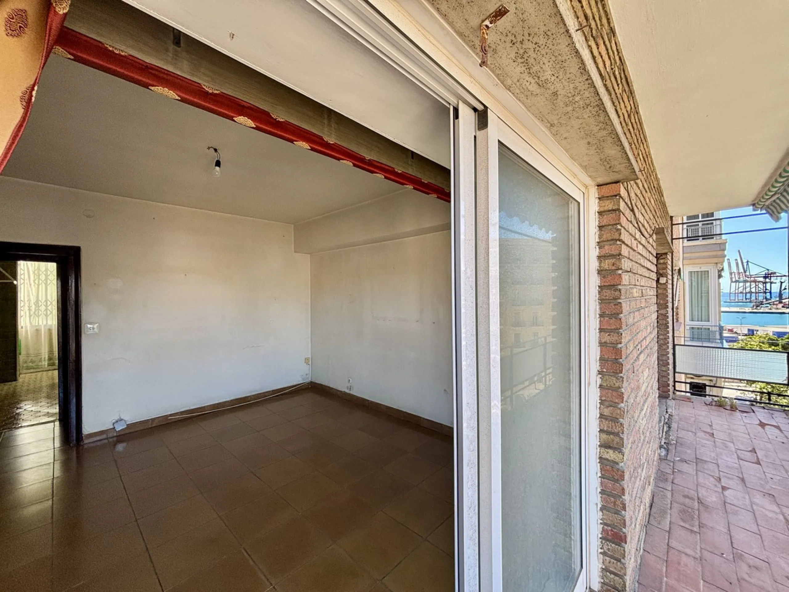 Discover a gem in the heart of Málaga! This exceptional apartment in need of renovation, located in the vibrant Soho district, offers over 300 square meters of built space and spacious rooms that inspire creativity. Located on the sixth floor, just above 