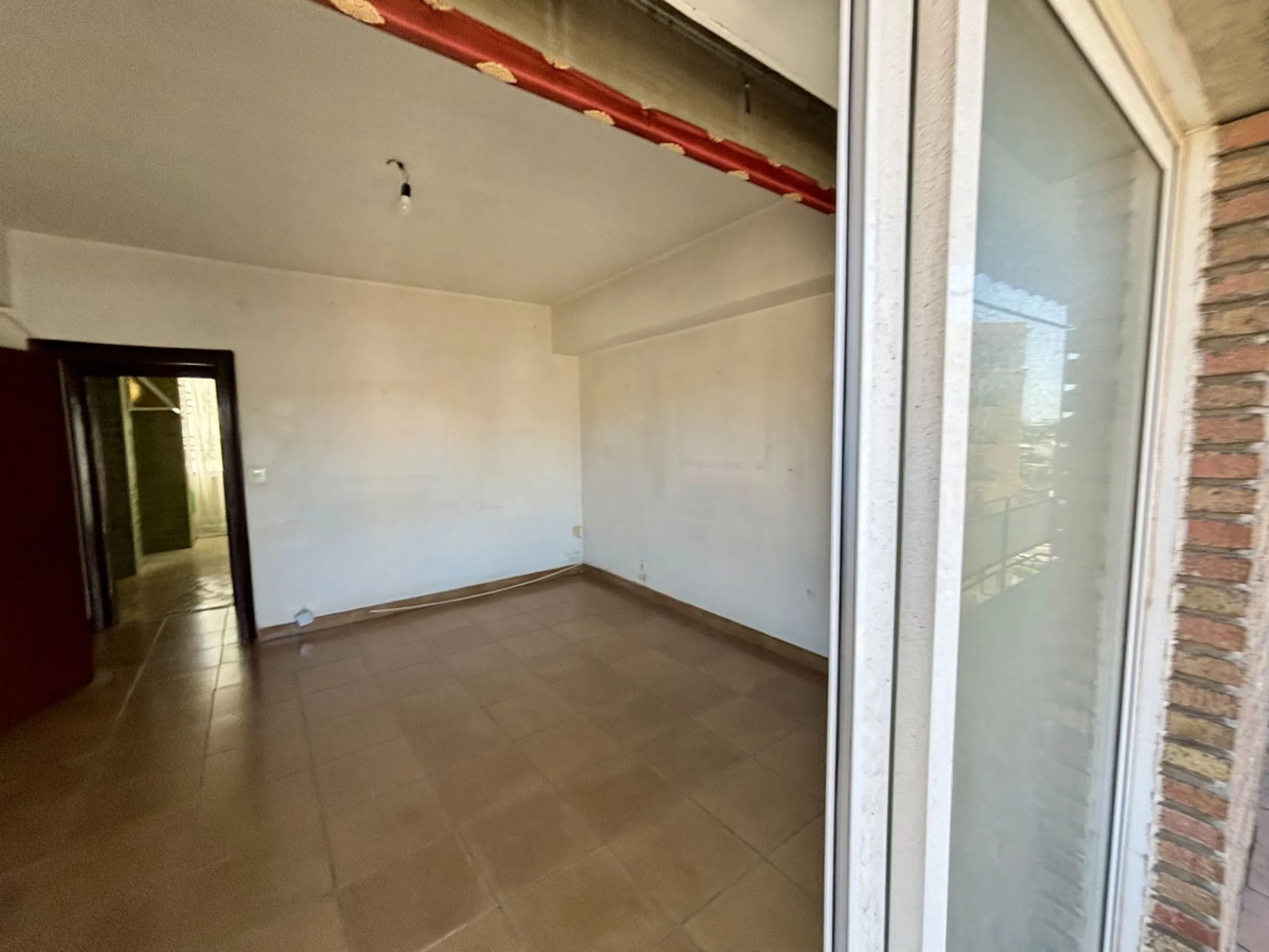 Discover a gem in the heart of Málaga! This exceptional apartment in need of renovation, located in the vibrant Soho district, offers over 300 square meters of built space and spacious rooms that inspire creativity. Located on the sixth floor, just above 