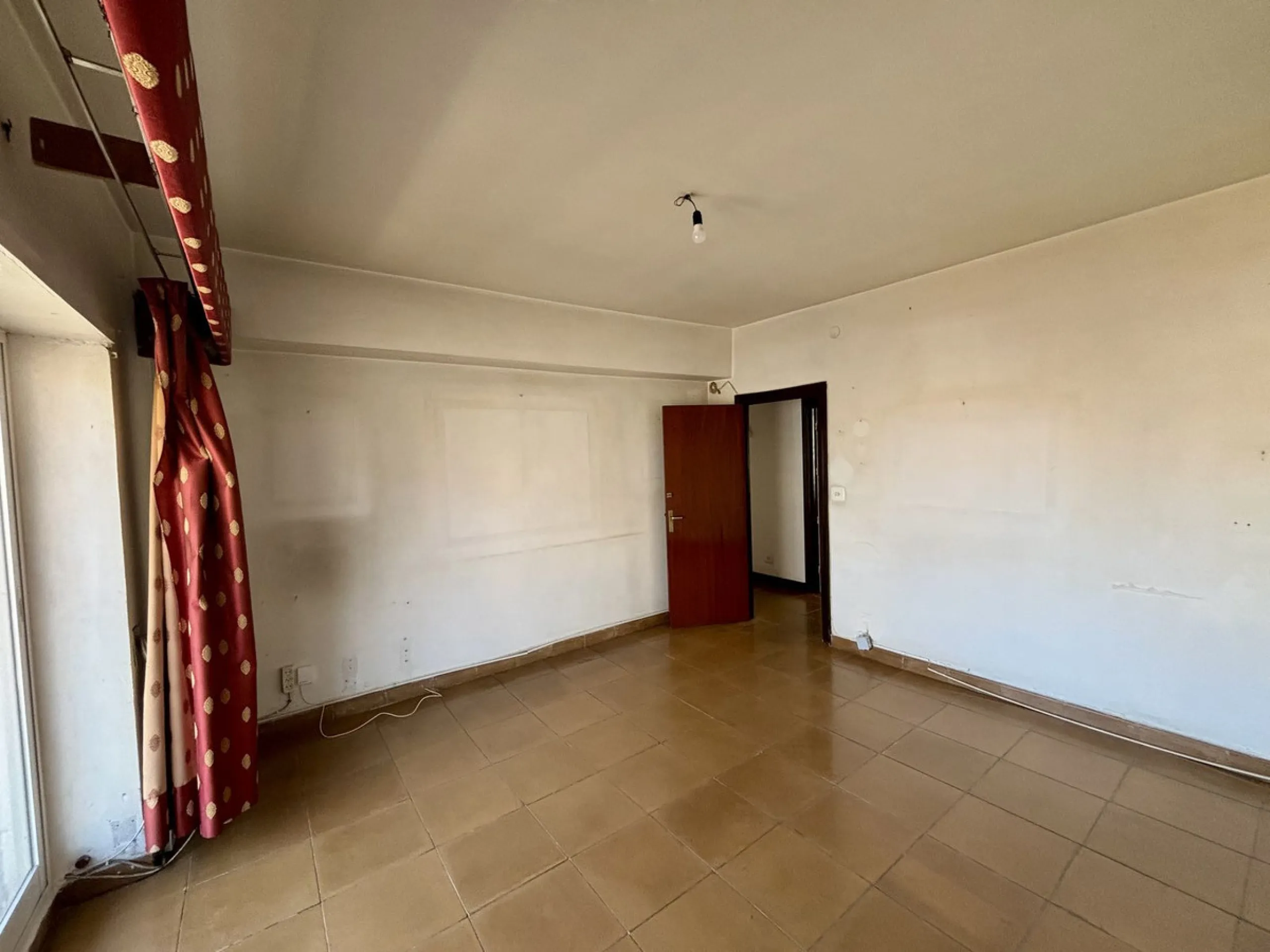 Discover a gem in the heart of Málaga! This exceptional apartment in need of renovation, located in the vibrant Soho district, offers over 300 square meters of built space and spacious rooms that inspire creativity. Located on the sixth floor, just above 