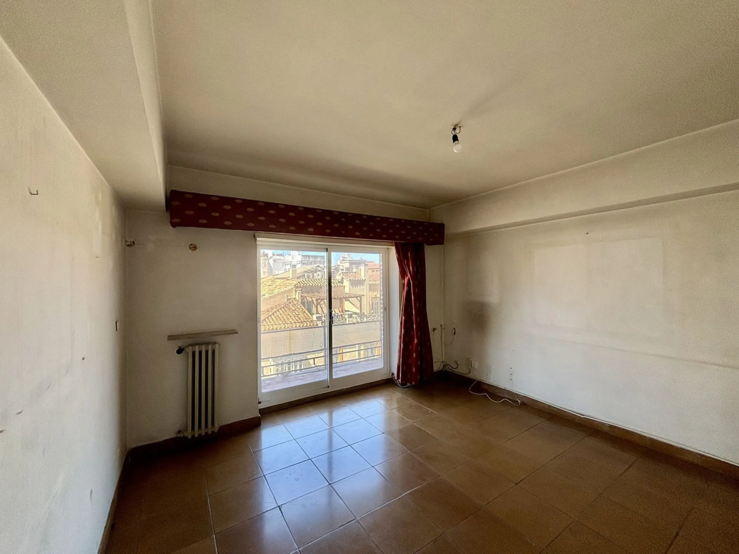 Discover a gem in the heart of Málaga! This exceptional apartment in need of renovation, located in the vibrant Soho district, offers over 300 square meters of built space and spacious rooms that inspire creativity. Located on the sixth floor, just above 