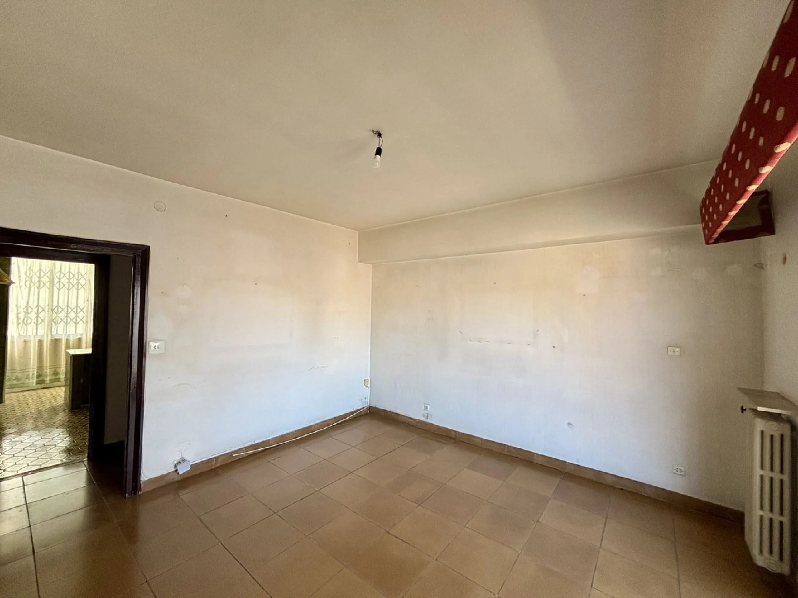 Discover a gem in the heart of Málaga! This exceptional apartment in need of renovation, located in the vibrant Soho district, offers over 300 square meters of built space and spacious rooms that inspire creativity. Located on the sixth floor, just above 