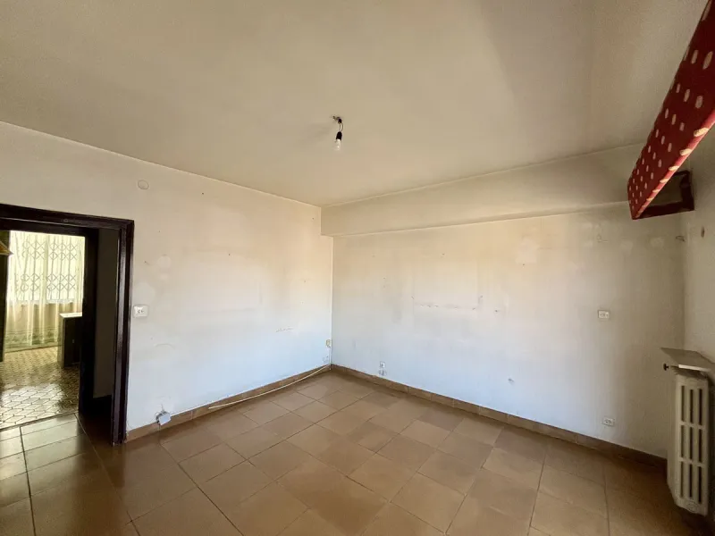 Discover a gem in the heart of Málaga! This exceptional apartment in need of renovation, located in the vibrant Soho district, offers over 300 square meters of built space and spacious rooms that inspire creativity. Located on the sixth floor, just above 