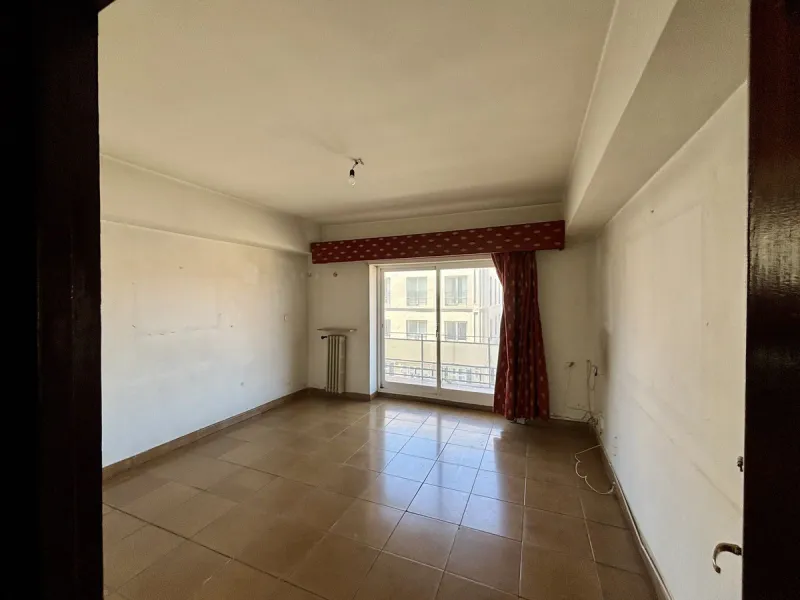 Discover a gem in the heart of Málaga! This exceptional apartment in need of renovation, located in the vibrant Soho district, offers over 300 square meters of built space and spacious rooms that inspire creativity. Located on the sixth floor, just above 