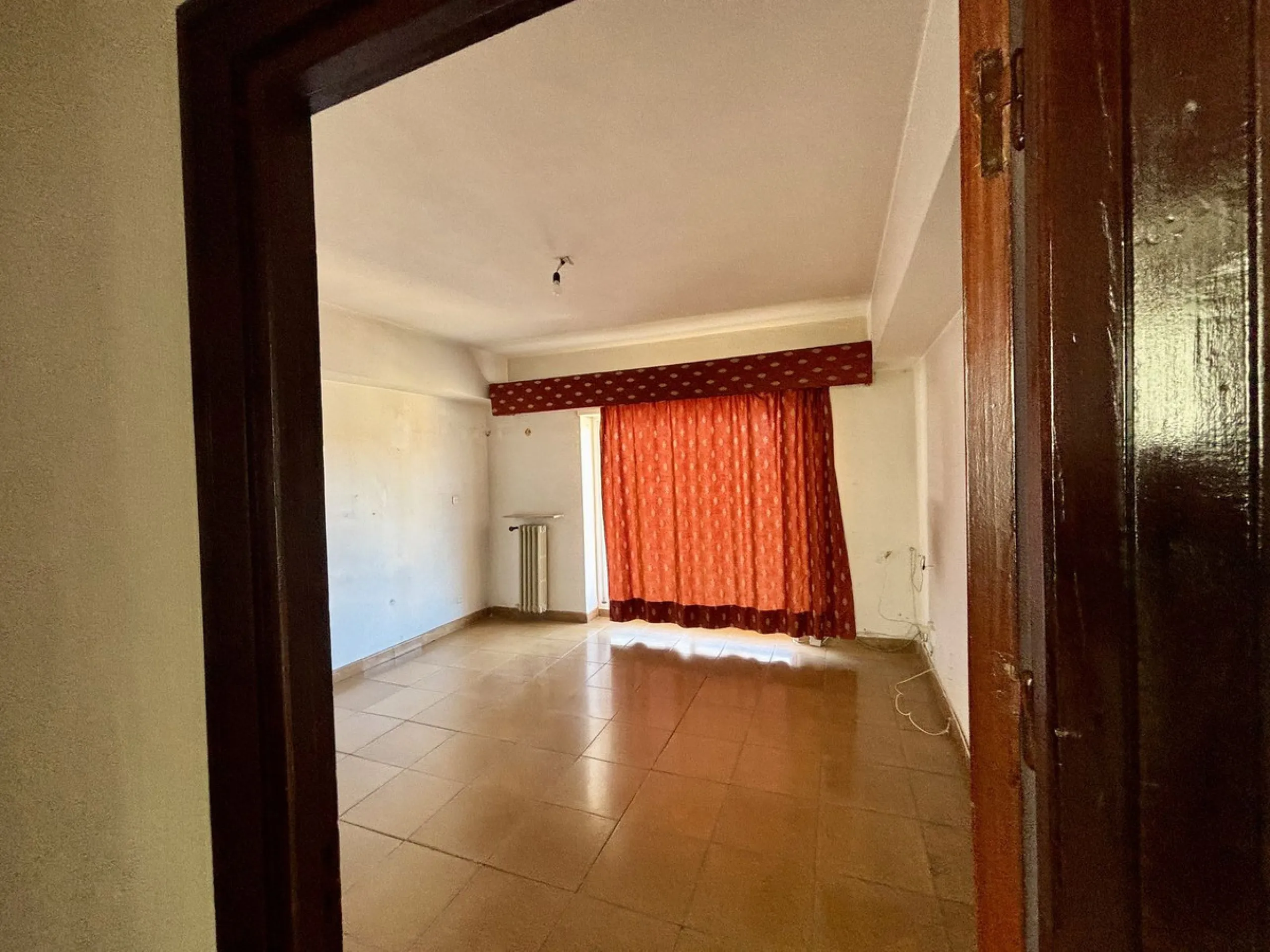 Discover a gem in the heart of Málaga! This exceptional apartment in need of renovation, located in the vibrant Soho district, offers over 300 square meters of built space and spacious rooms that inspire creativity. Located on the sixth floor, just above 