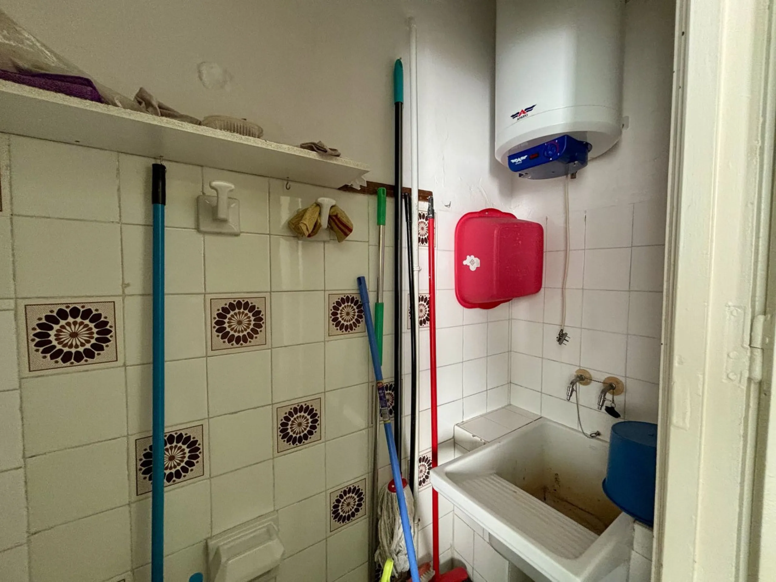 Discover a gem in the heart of Málaga! This exceptional apartment in need of renovation, located in the vibrant Soho district, offers over 300 square meters of built space and spacious rooms that inspire creativity. Located on the sixth floor, just above 