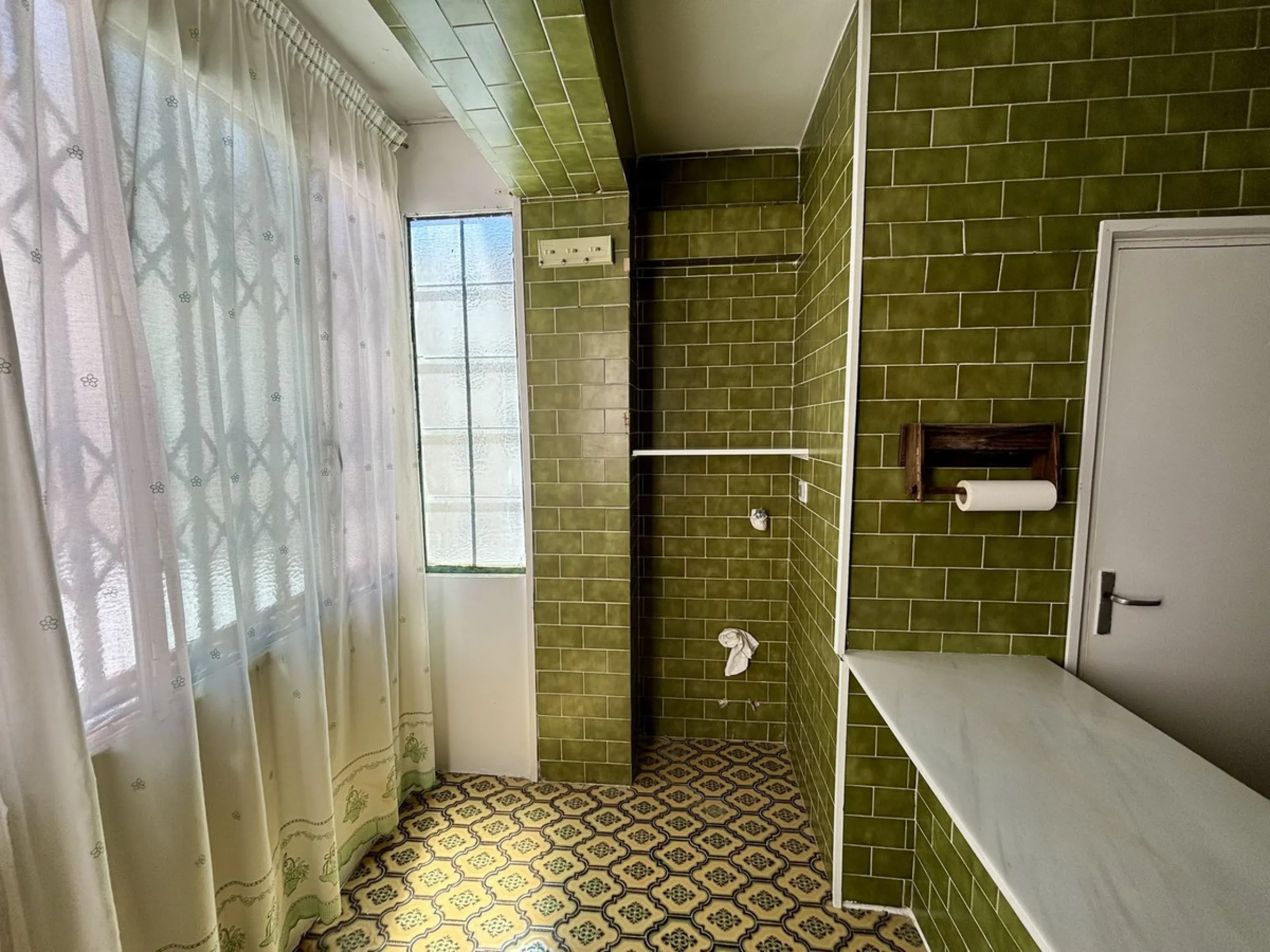 Discover a gem in the heart of Málaga! This exceptional apartment in need of renovation, located in the vibrant Soho district, offers over 300 square meters of built space and spacious rooms that inspire creativity. Located on the sixth floor, just above 