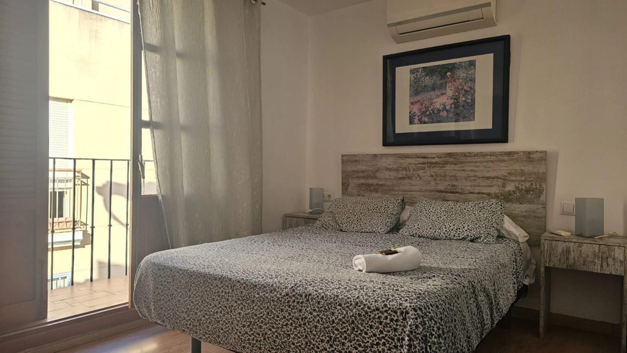 Boutique hotel located in the heart of Málaga, on a quiet street yet close to all services and amenities. It boasts 590 m² of built area and 13 rooms distributed over four floors, including a penthouse with a turret.