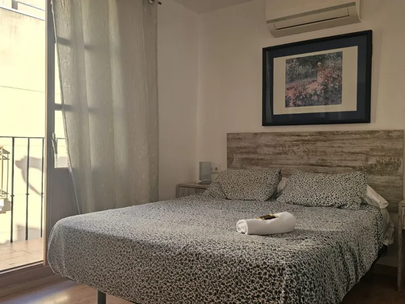 Boutique hotel located in the heart of Málaga, on a quiet street yet close to all services and amenities. It boasts 590 m² of built area and 13 rooms distributed over four floors, including a penthouse with a turret.