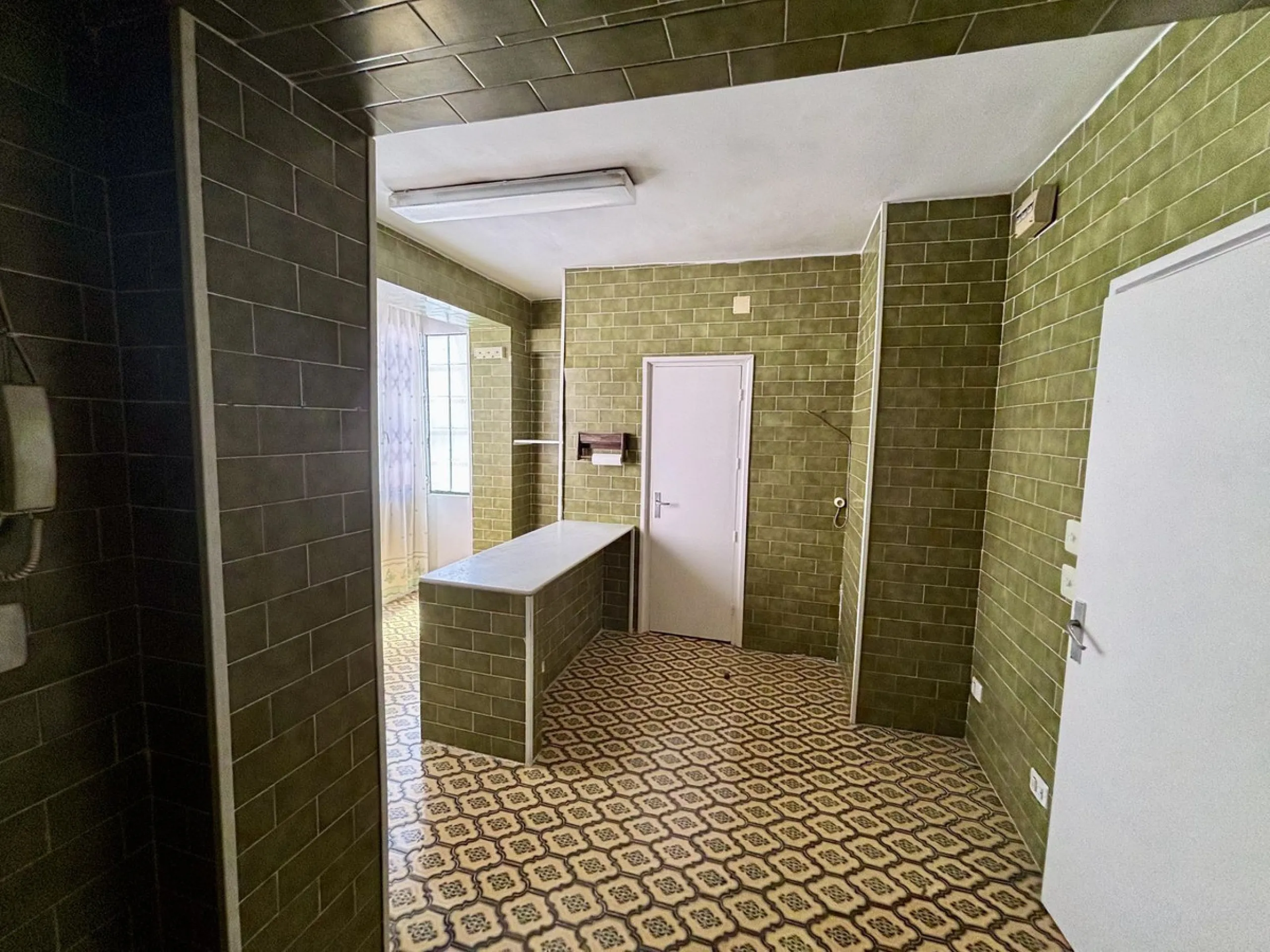 Discover a gem in the heart of Málaga! This exceptional apartment in need of renovation, located in the vibrant Soho district, offers over 300 square meters of built space and spacious rooms that inspire creativity. Located on the sixth floor, just above 