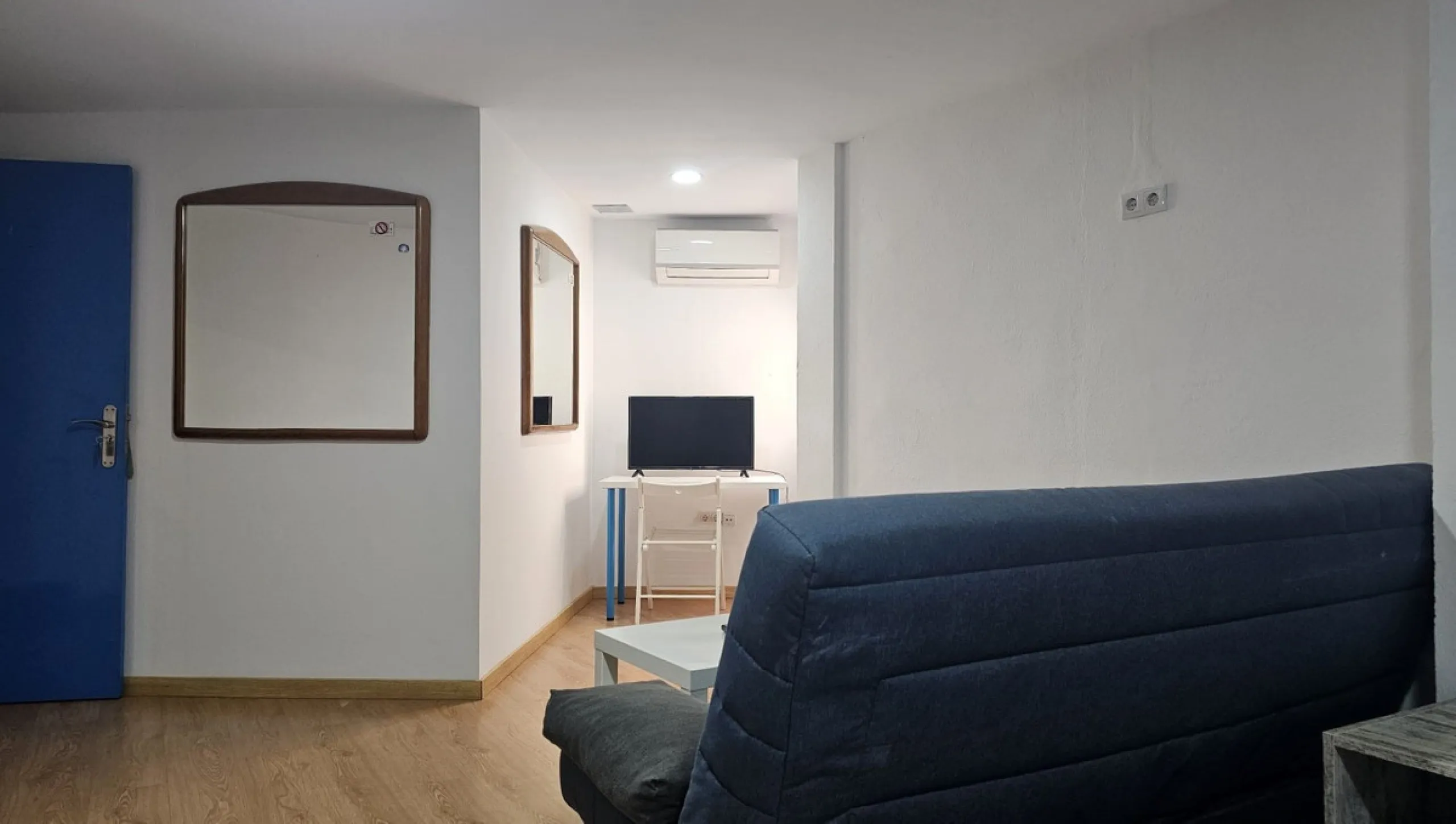 Boutique hotel located in the heart of Málaga, on a quiet street yet close to all services and amenities. It boasts 590 m² of built area and 13 rooms distributed over four floors, including a penthouse with a turret.