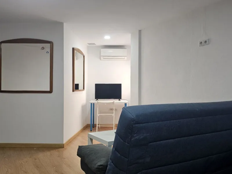 Boutique hotel located in the heart of Málaga, on a quiet street yet close to all services and amenities. It boasts 590 m² of built area and 13 rooms distributed over four floors, including a penthouse with a turret.