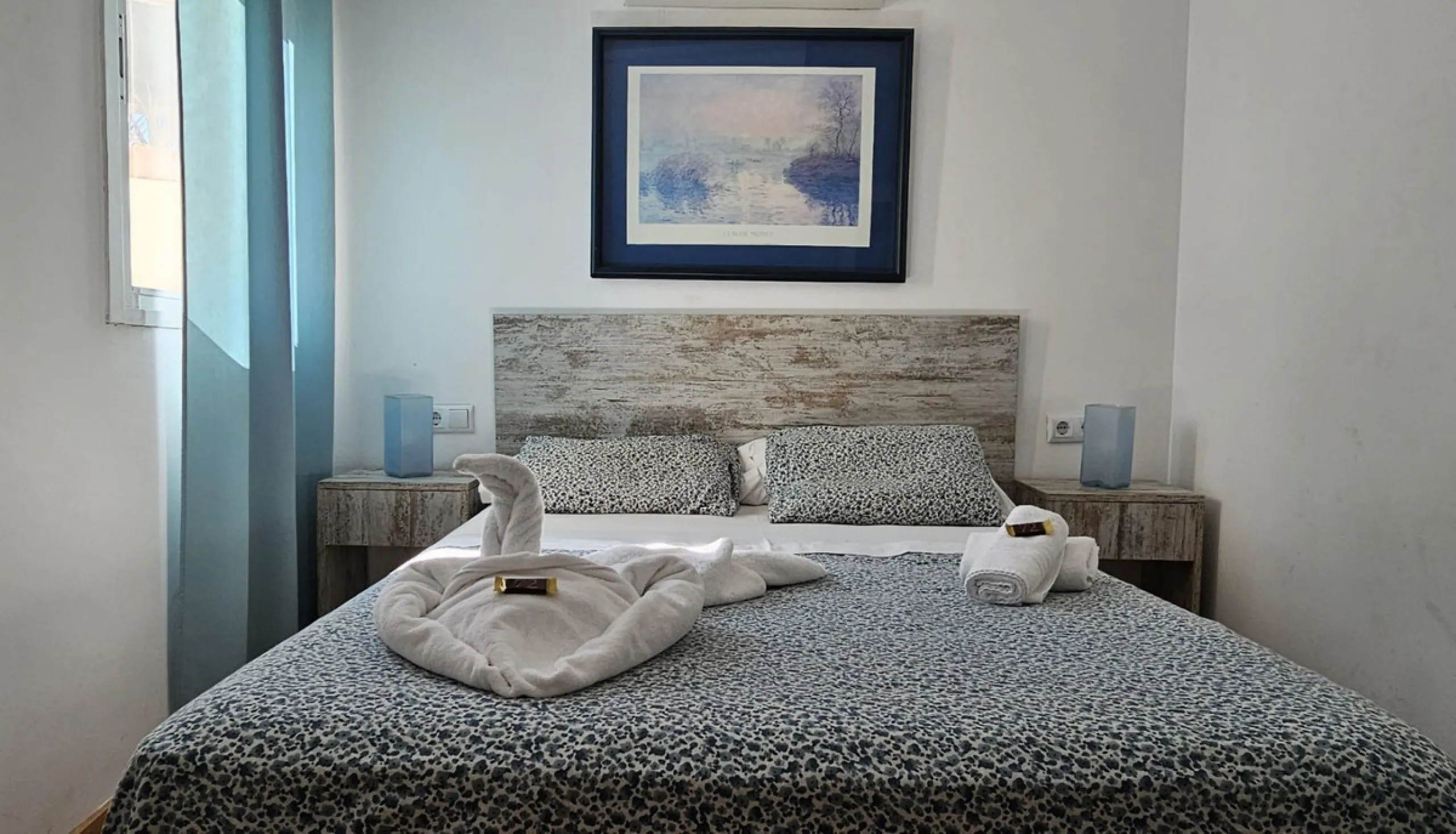 Boutique hotel located in the heart of Málaga, on a quiet street yet close to all services and amenities. It boasts 590 m² of built area and 13 rooms distributed over four floors, including a penthouse with a turret.