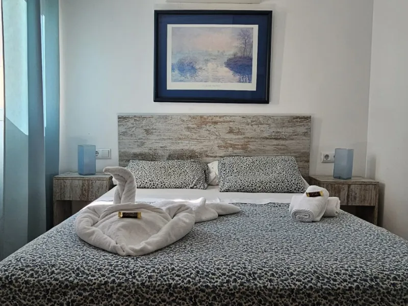 Boutique hotel located in the heart of Málaga, on a quiet street yet close to all services and amenities. It boasts 590 m² of built area and 13 rooms distributed over four floors, including a penthouse with a turret.