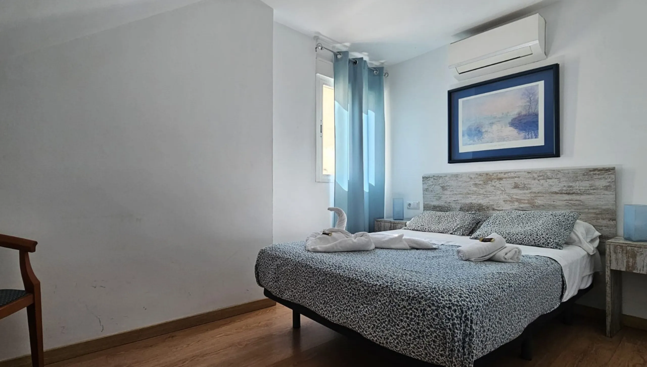 Boutique hotel located in the heart of Málaga, on a quiet street yet close to all services and amenities. It boasts 590 m² of built area and 13 rooms distributed over four floors, including a penthouse with a turret.