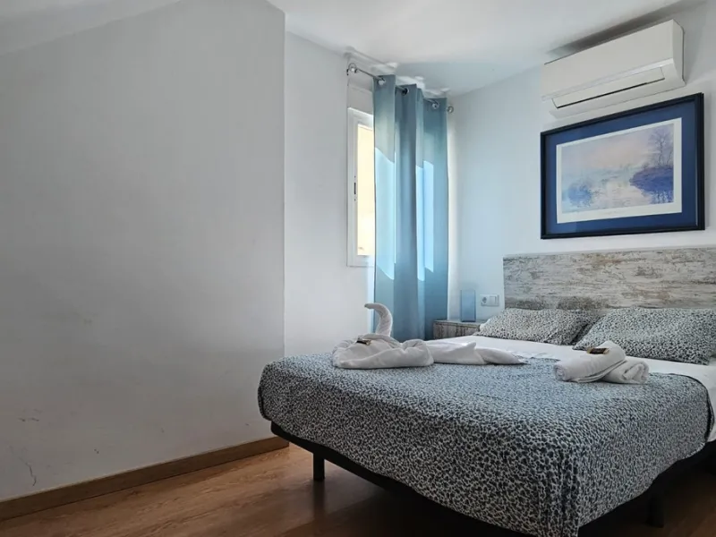 Boutique hotel located in the heart of Málaga, on a quiet street yet close to all services and amenities. It boasts 590 m² of built area and 13 rooms distributed over four floors, including a penthouse with a turret.