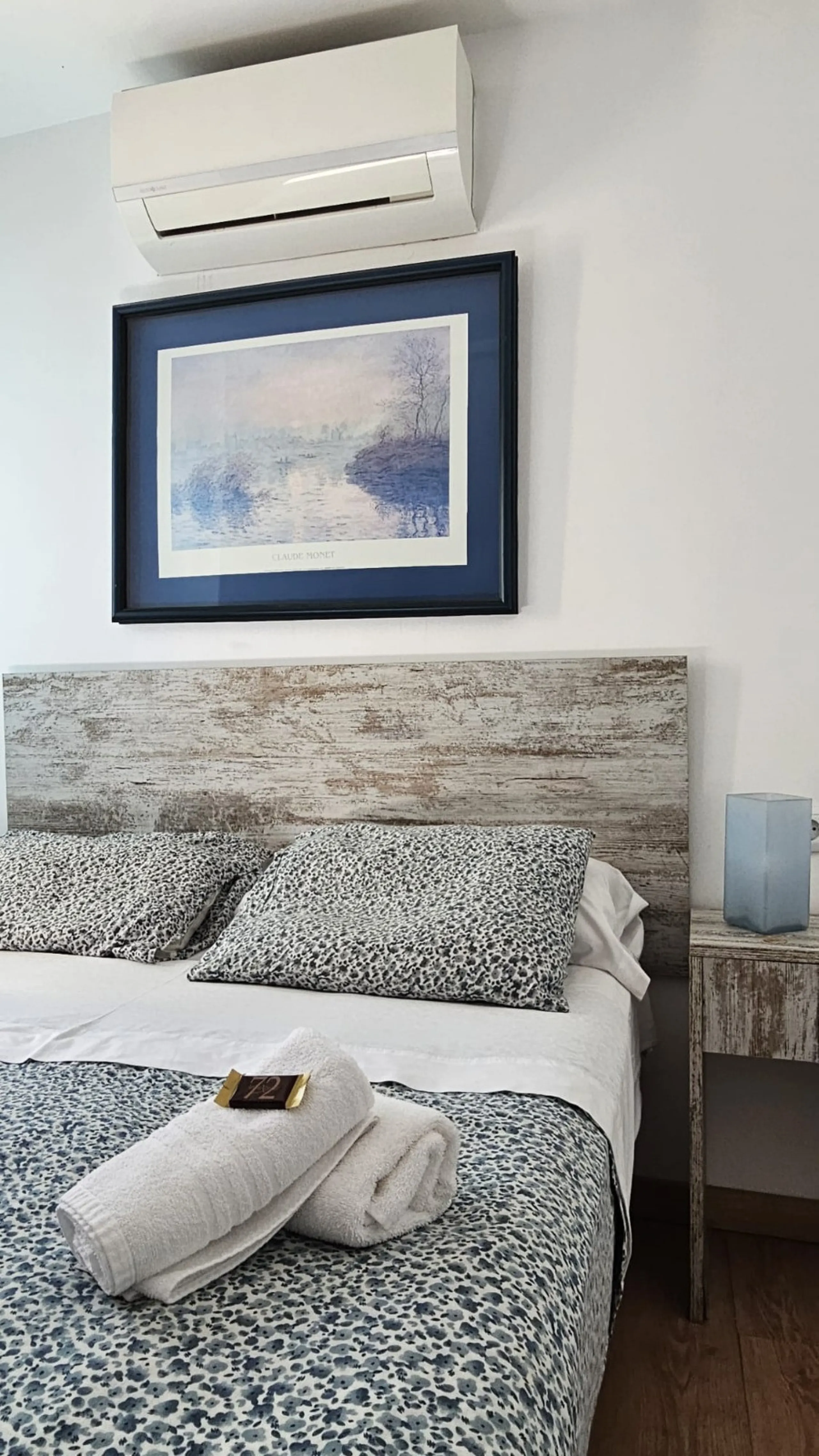 Boutique hotel located in the heart of Málaga, on a quiet street yet close to all services and amenities. It boasts 590 m² of built area and 13 rooms distributed over four floors, including a penthouse with a turret.