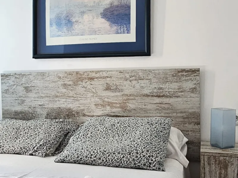 Boutique hotel located in the heart of Málaga, on a quiet street yet close to all services and amenities. It boasts 590 m² of built area and 13 rooms distributed over four floors, including a penthouse with a turret.
