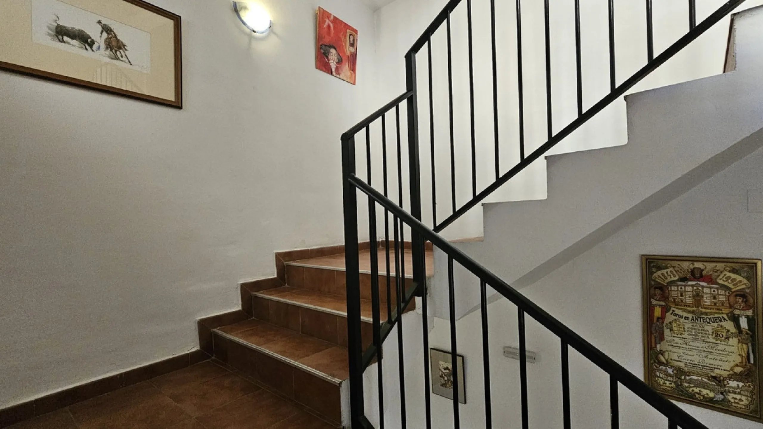 Boutique hotel located in the heart of Málaga, on a quiet street yet close to all services and amenities. It boasts 590 m² of built area and 13 rooms distributed over four floors, including a penthouse with a turret.
