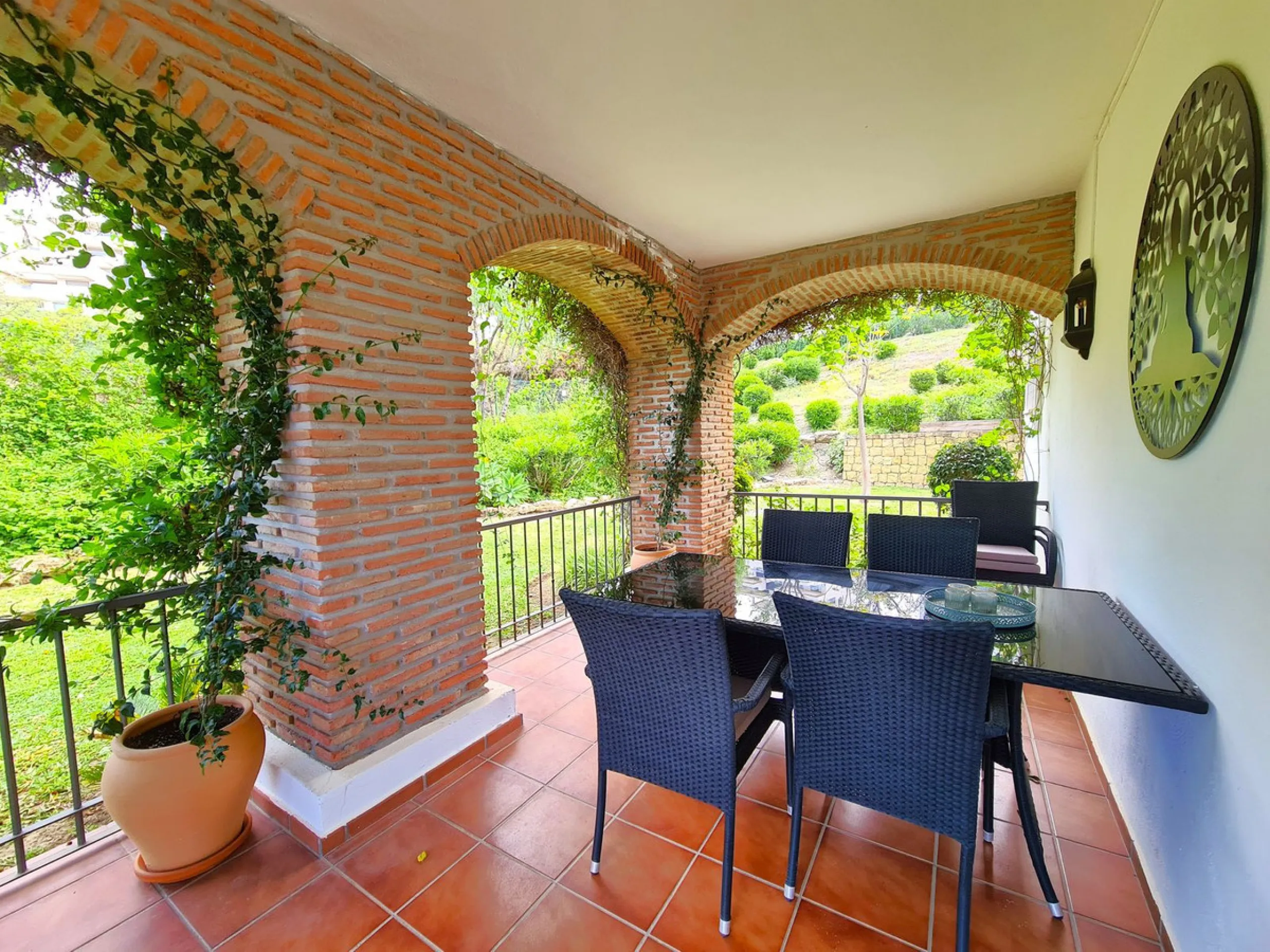 FANTASTIC 3-BEDROOM GROUND FLOOR APARTMENT WITH LARGE GARDEN