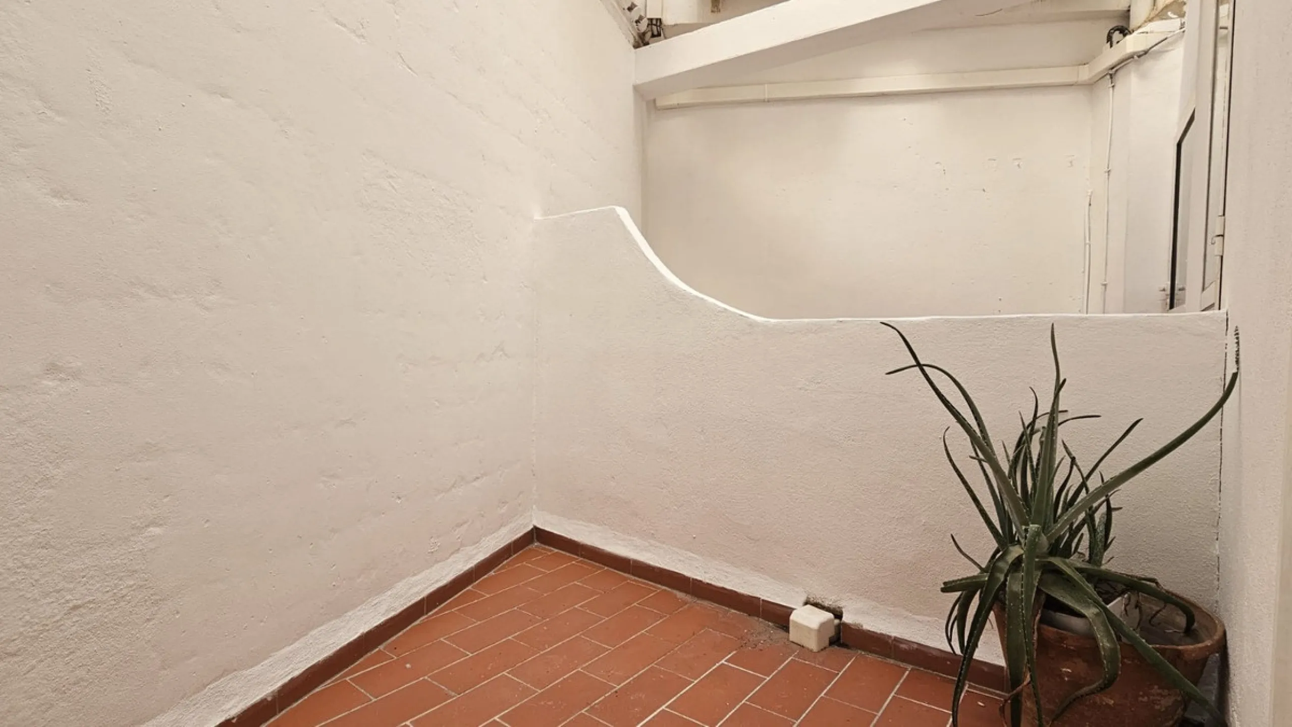 Boutique hotel located in the heart of Málaga, on a quiet street yet close to all services and amenities. It boasts 590 m² of built area and 13 rooms distributed over four floors, including a penthouse with a turret.
