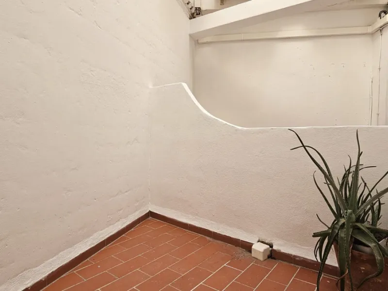 Boutique hotel located in the heart of Málaga, on a quiet street yet close to all services and amenities. It boasts 590 m² of built area and 13 rooms distributed over four floors, including a penthouse with a turret.