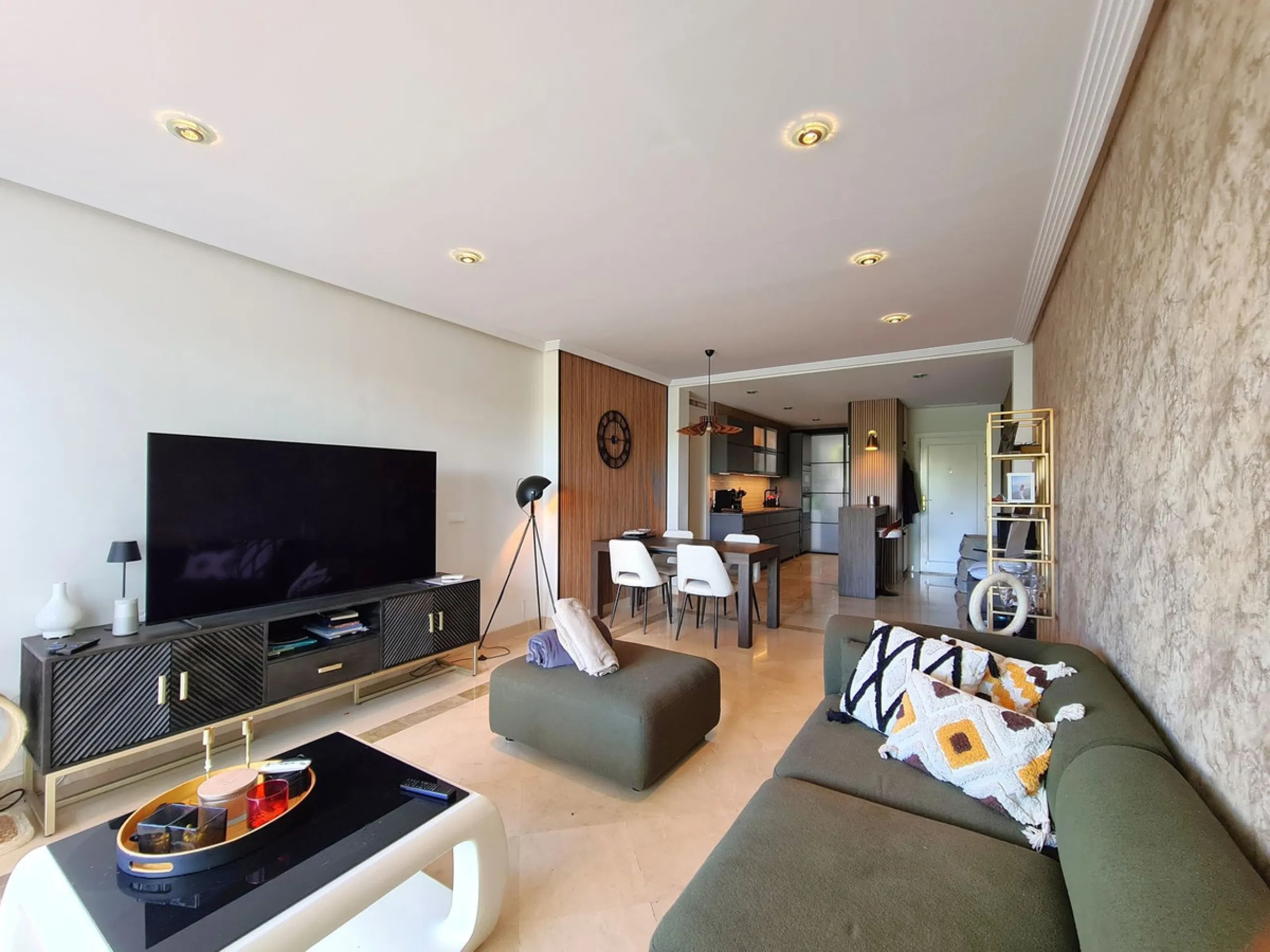 FANTASTIC 3-BEDROOM GROUND FLOOR APARTMENT WITH LARGE GARDEN