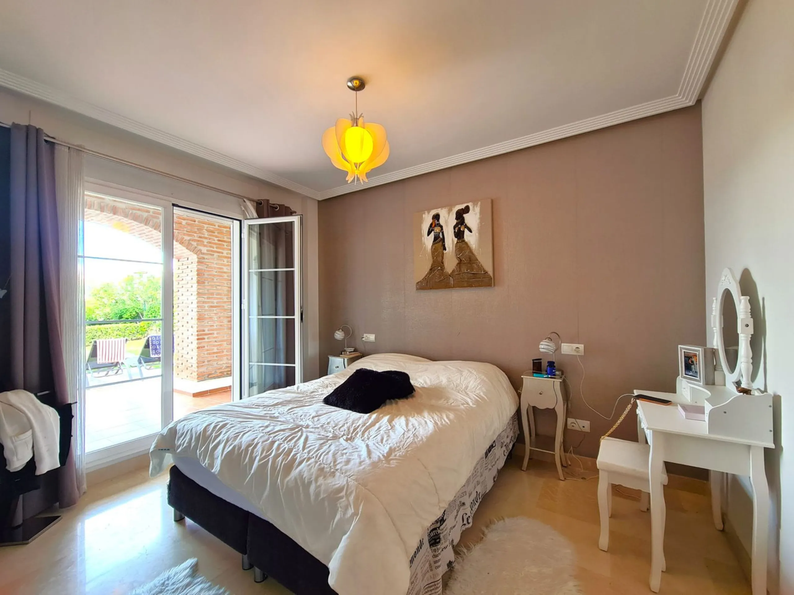 FANTASTIC 3-BEDROOM GROUND FLOOR APARTMENT WITH LARGE GARDEN