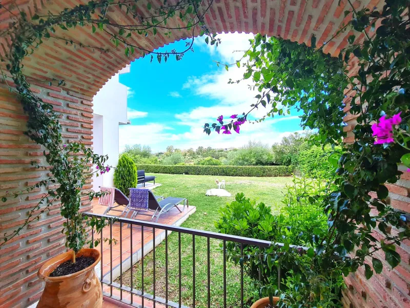 FANTASTIC 3-BEDROOM GROUND FLOOR APARTMENT WITH LARGE GARDEN