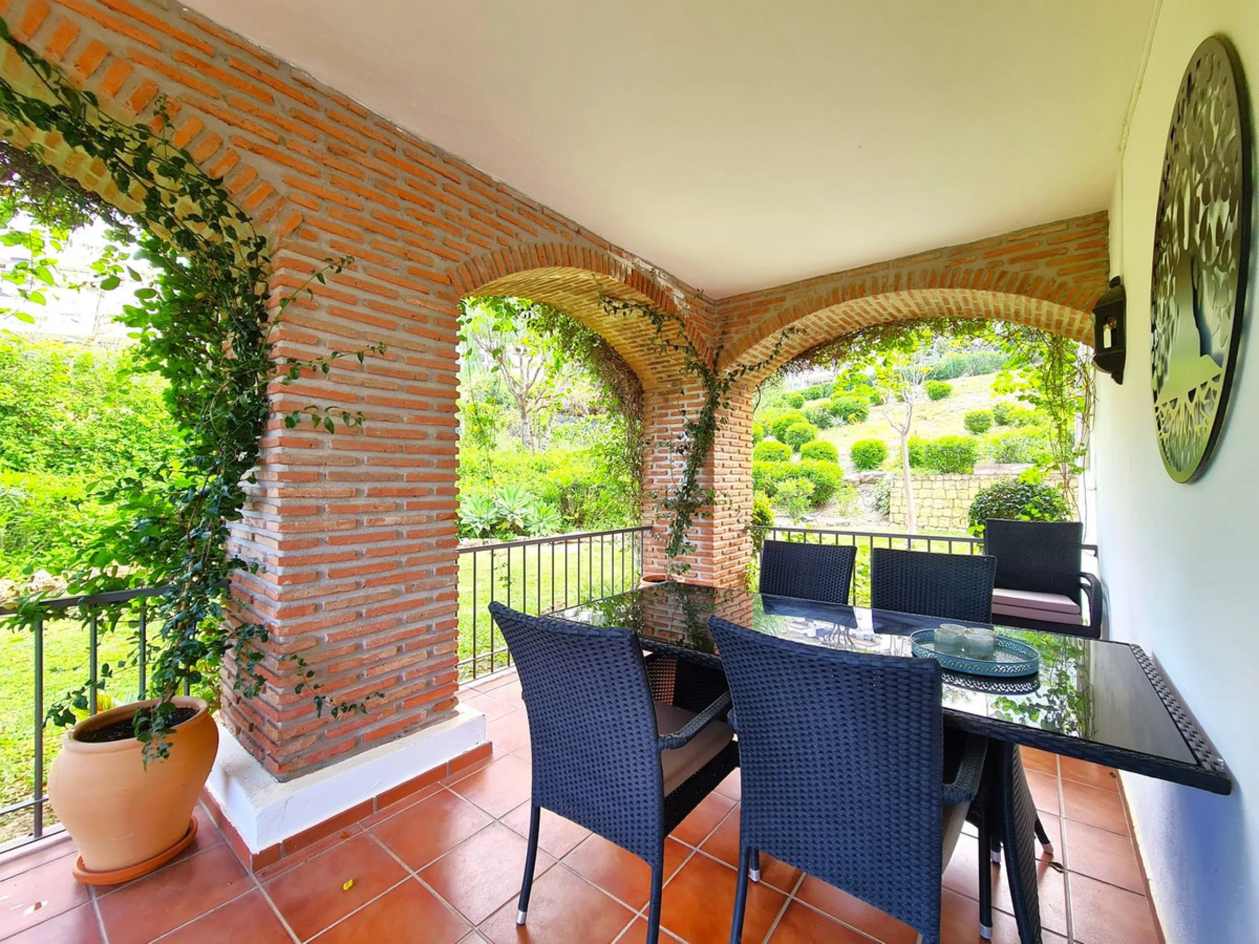 FANTASTIC 3-BEDROOM GROUND FLOOR APARTMENT WITH LARGE GARDEN