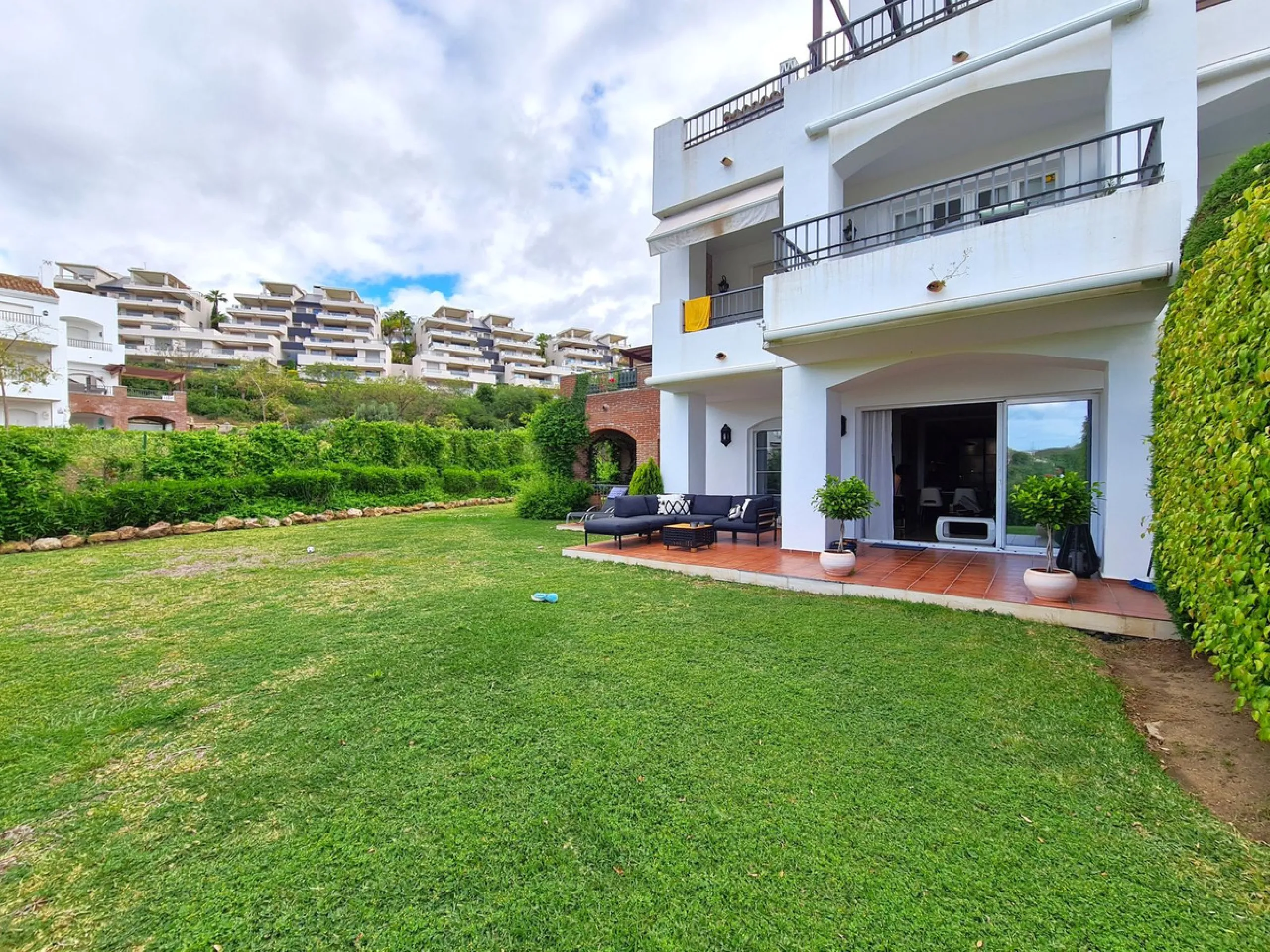 FANTASTIC 3-BEDROOM GROUND FLOOR APARTMENT WITH LARGE GARDEN