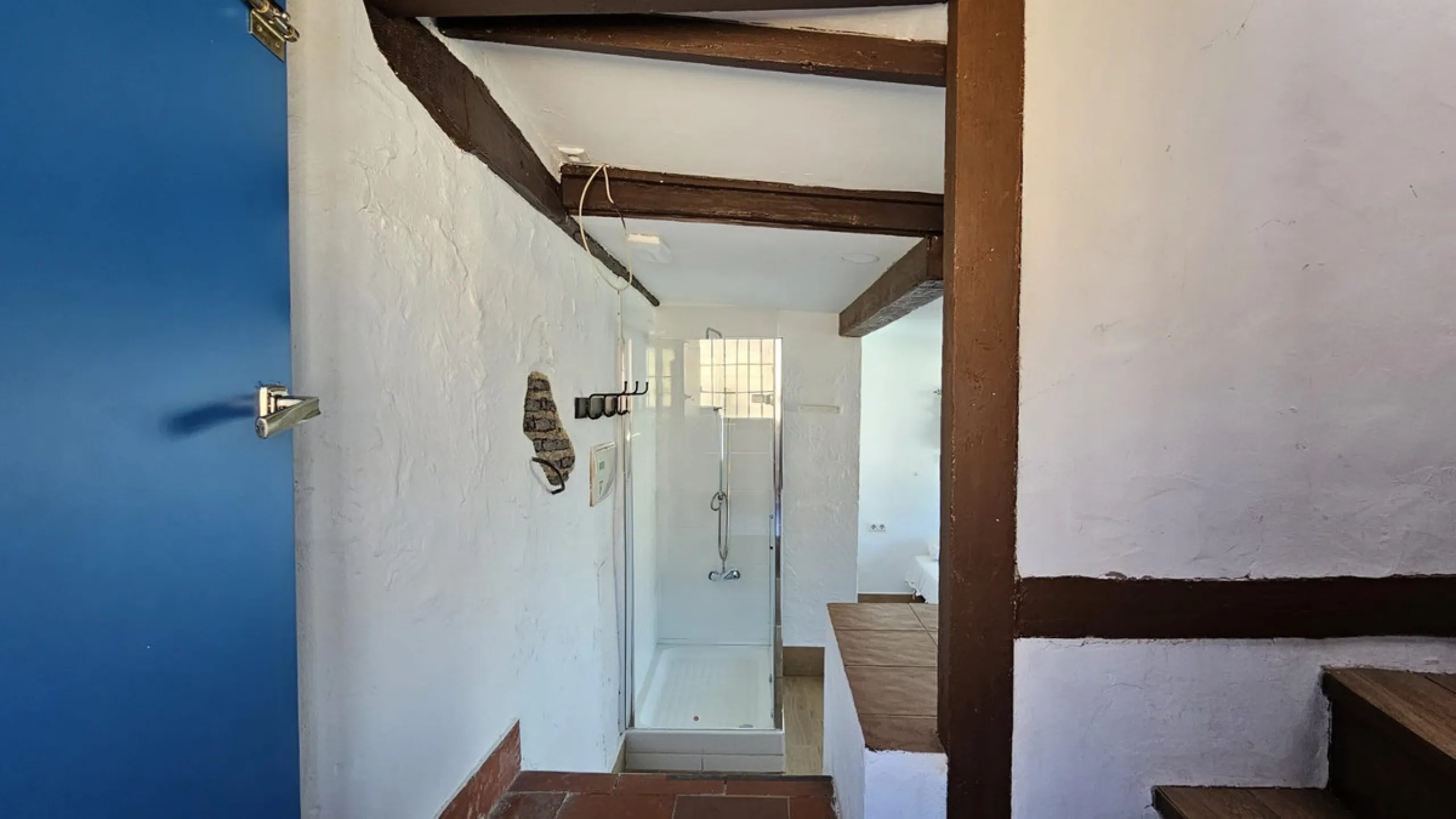 Boutique hotel located in the heart of Málaga, on a quiet street yet close to all services and amenities. It boasts 590 m² of built area and 13 rooms distributed over four floors, including a penthouse with a turret.