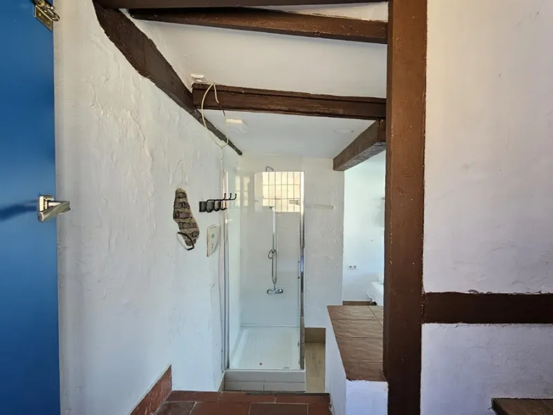 Boutique hotel located in the heart of Málaga, on a quiet street yet close to all services and amenities. It boasts 590 m² of built area and 13 rooms distributed over four floors, including a penthouse with a turret.
