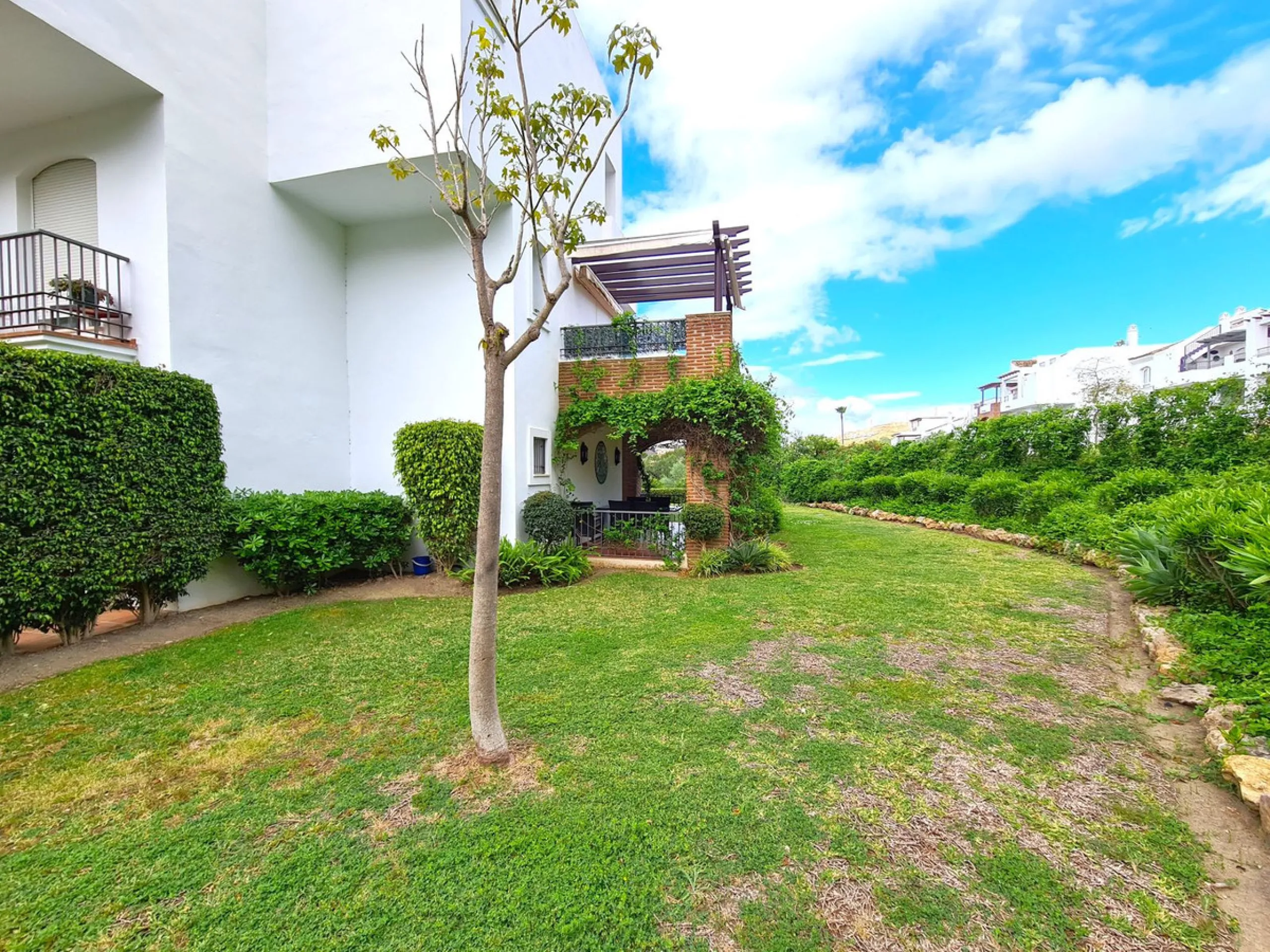 FANTASTIC 3-BEDROOM GROUND FLOOR APARTMENT WITH LARGE GARDEN